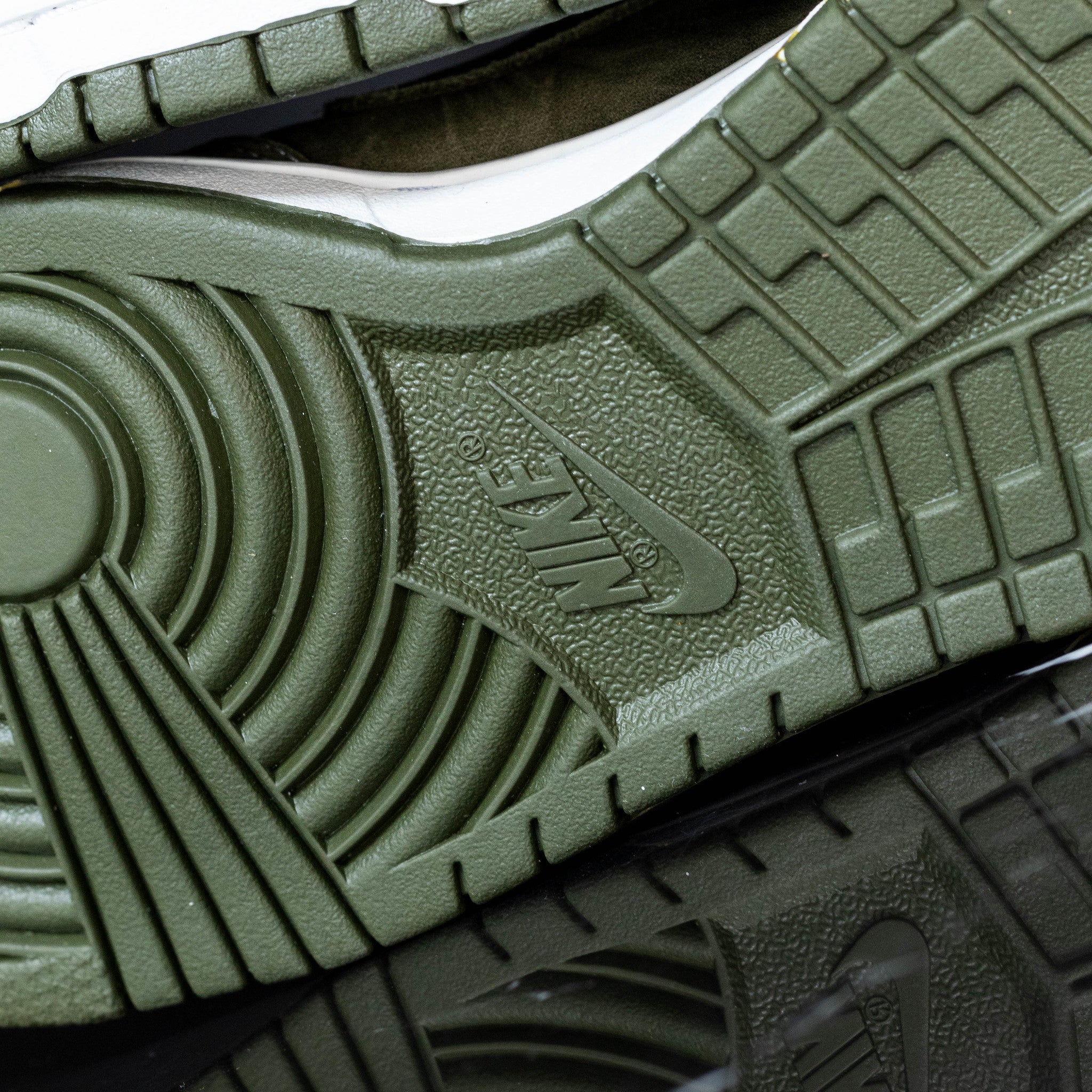 NIKE DUNK LOW MEDIUM OLIVE SUMMIT WHITE