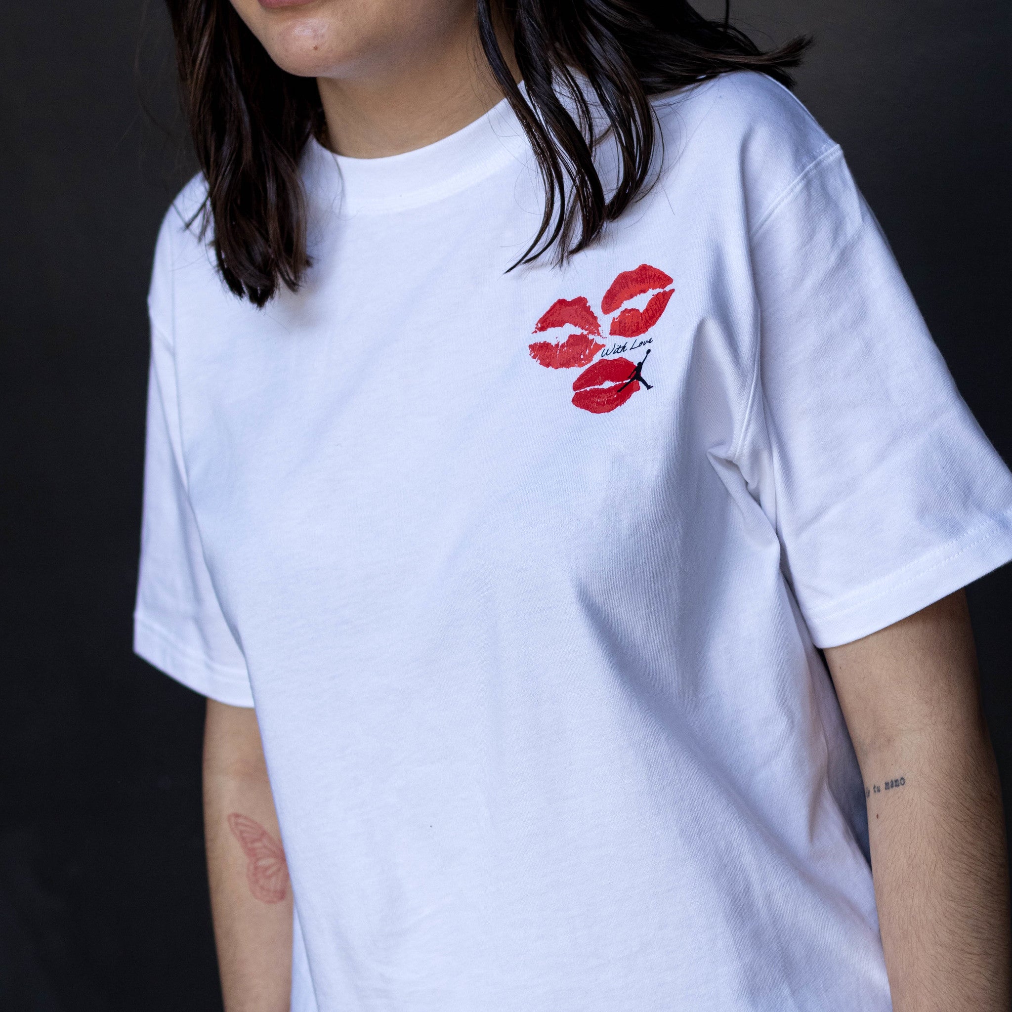 JORDAN WHITE TEE KISS