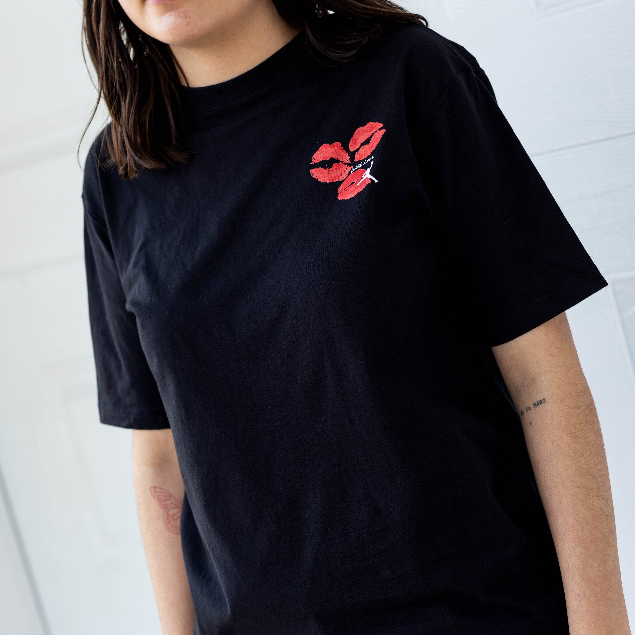 JORDAN BLACK TEE KISS