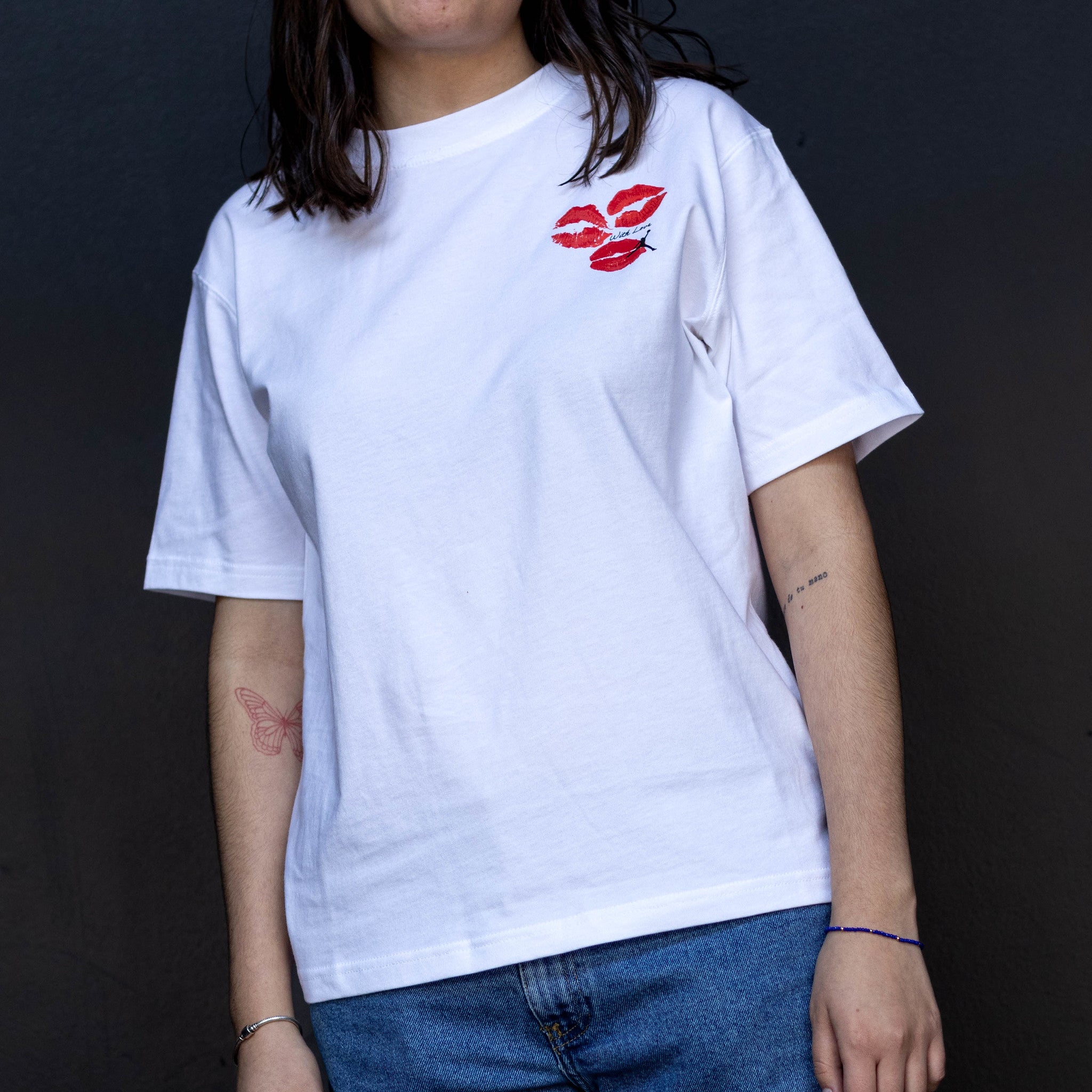 JORDAN WHITE TEE KISS