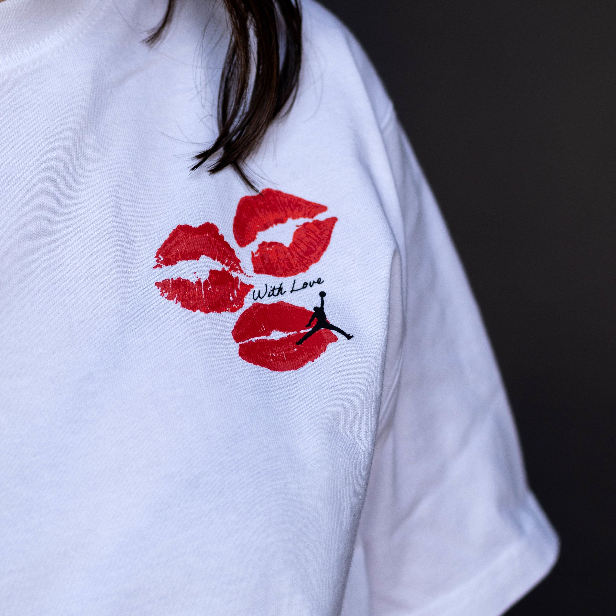 JORDAN WHITE TEE KISS