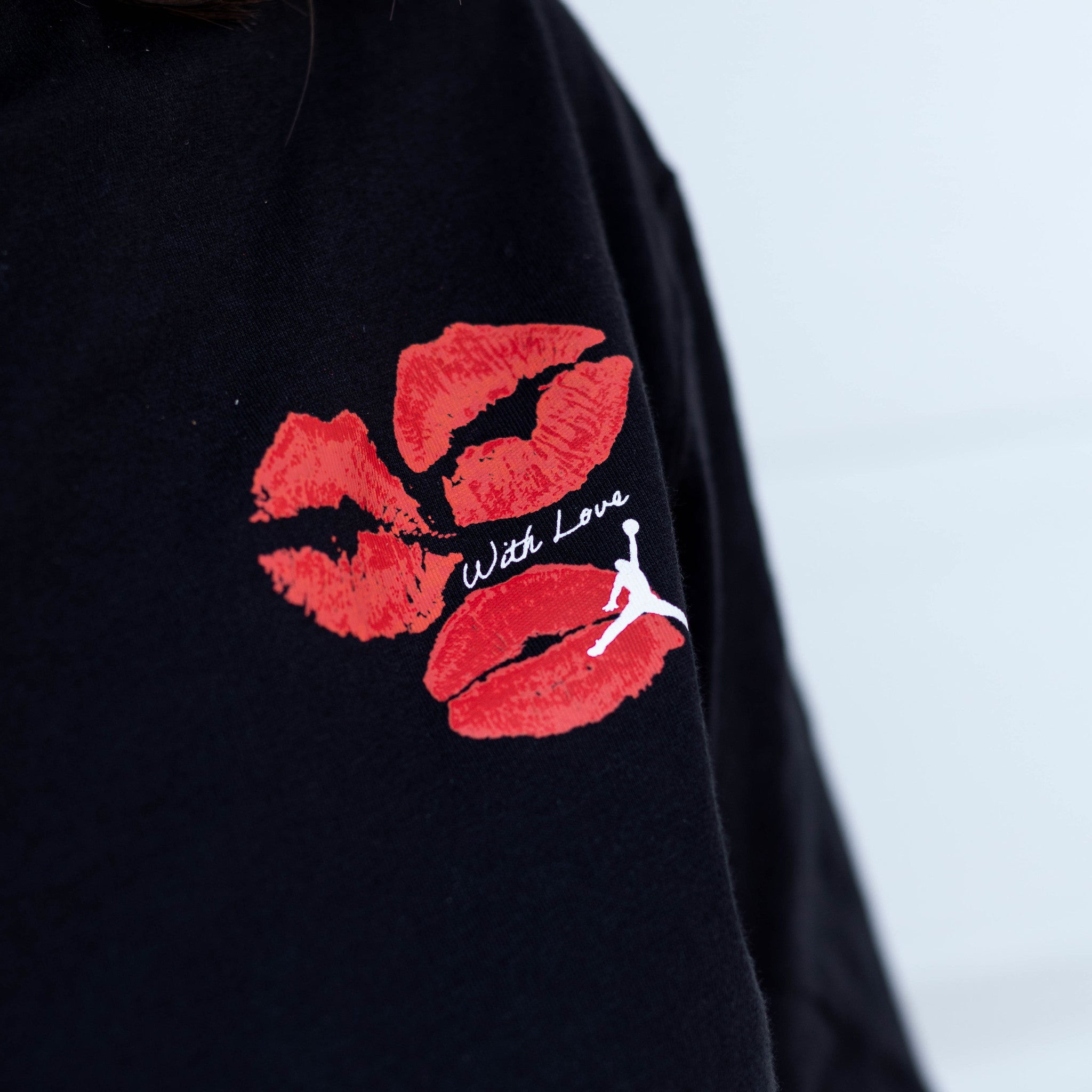 JORDAN BLACK TEE KISS