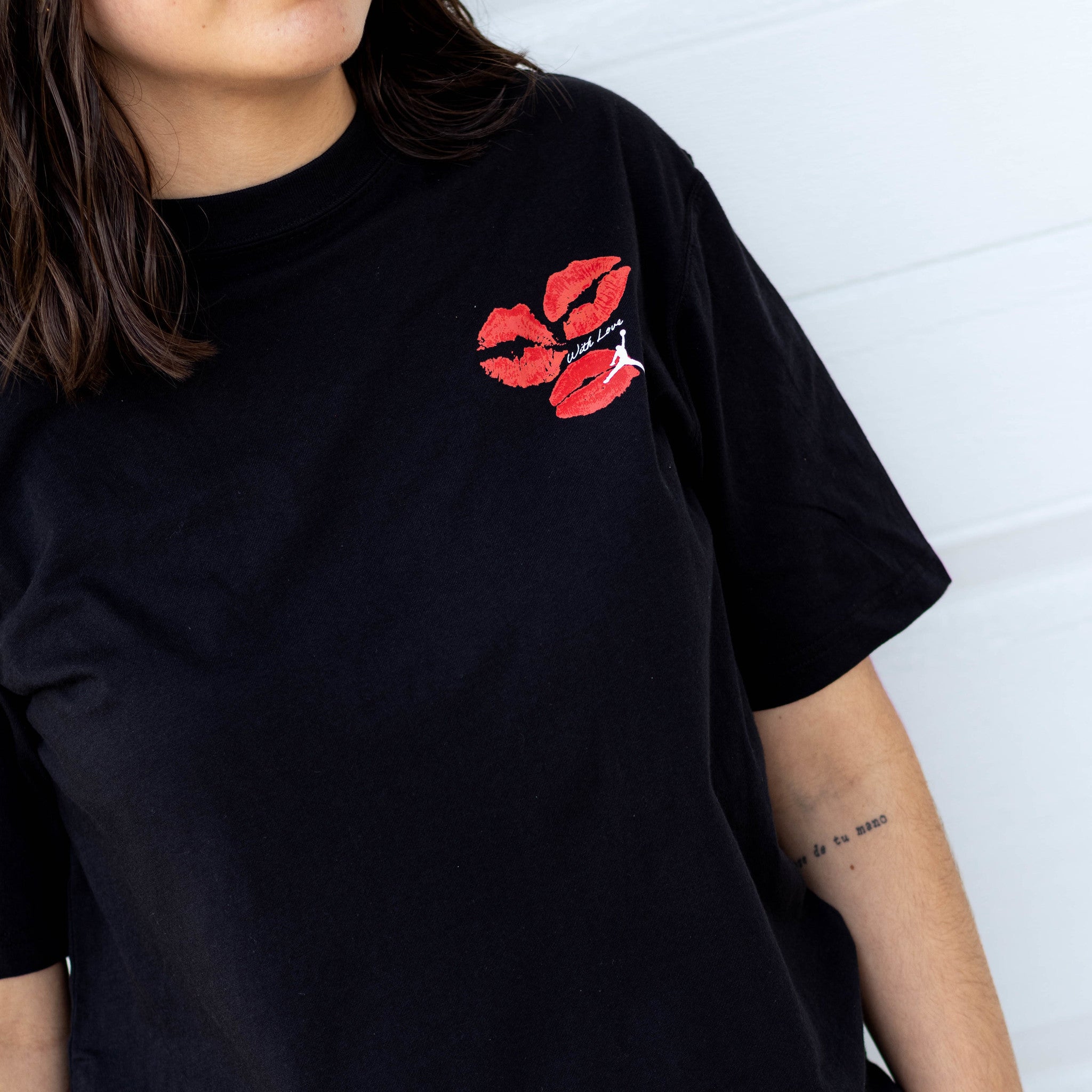 JORDAN BLACK TEE KISS
