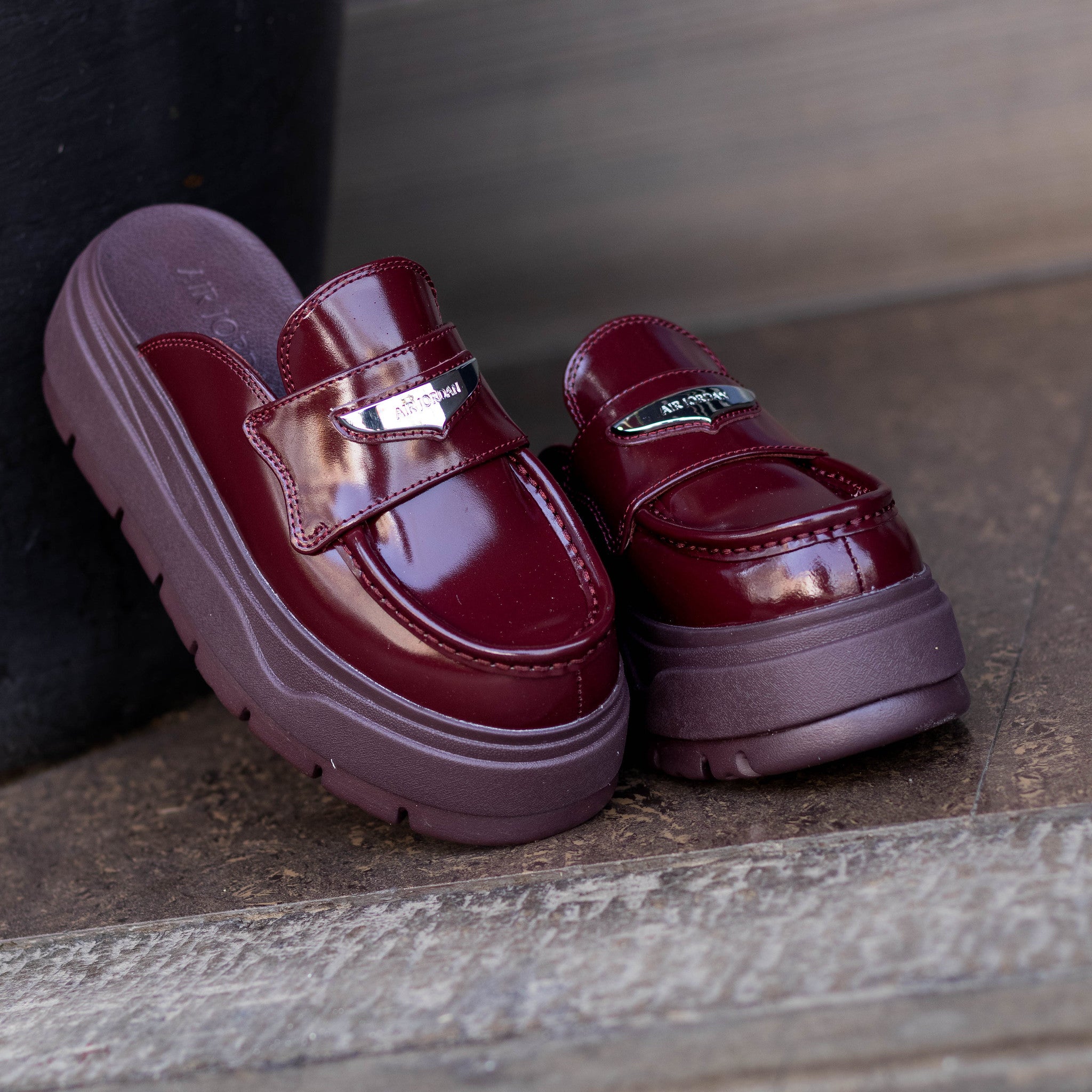 JORDAN MULE DARK TEAM RED W
