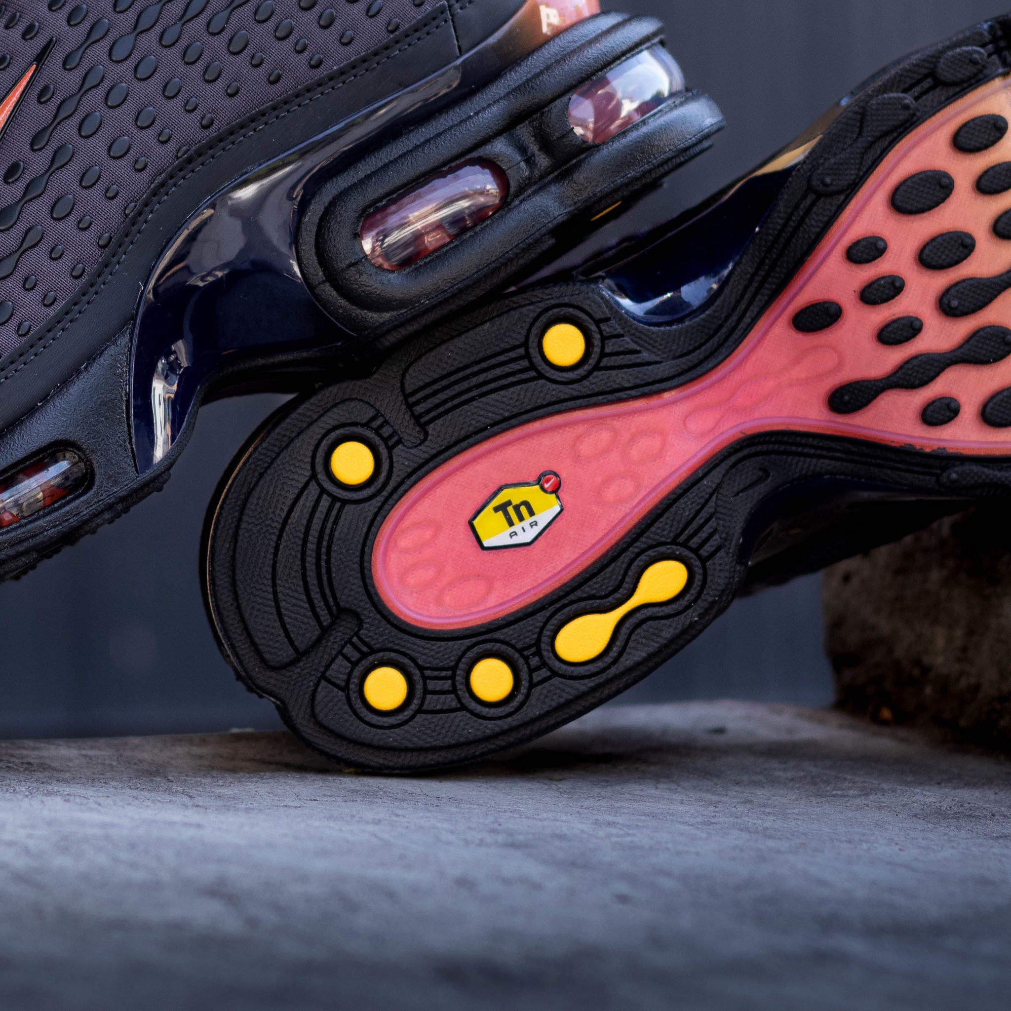 NIKE AIR MAX PLUS VIII BLACK ASH