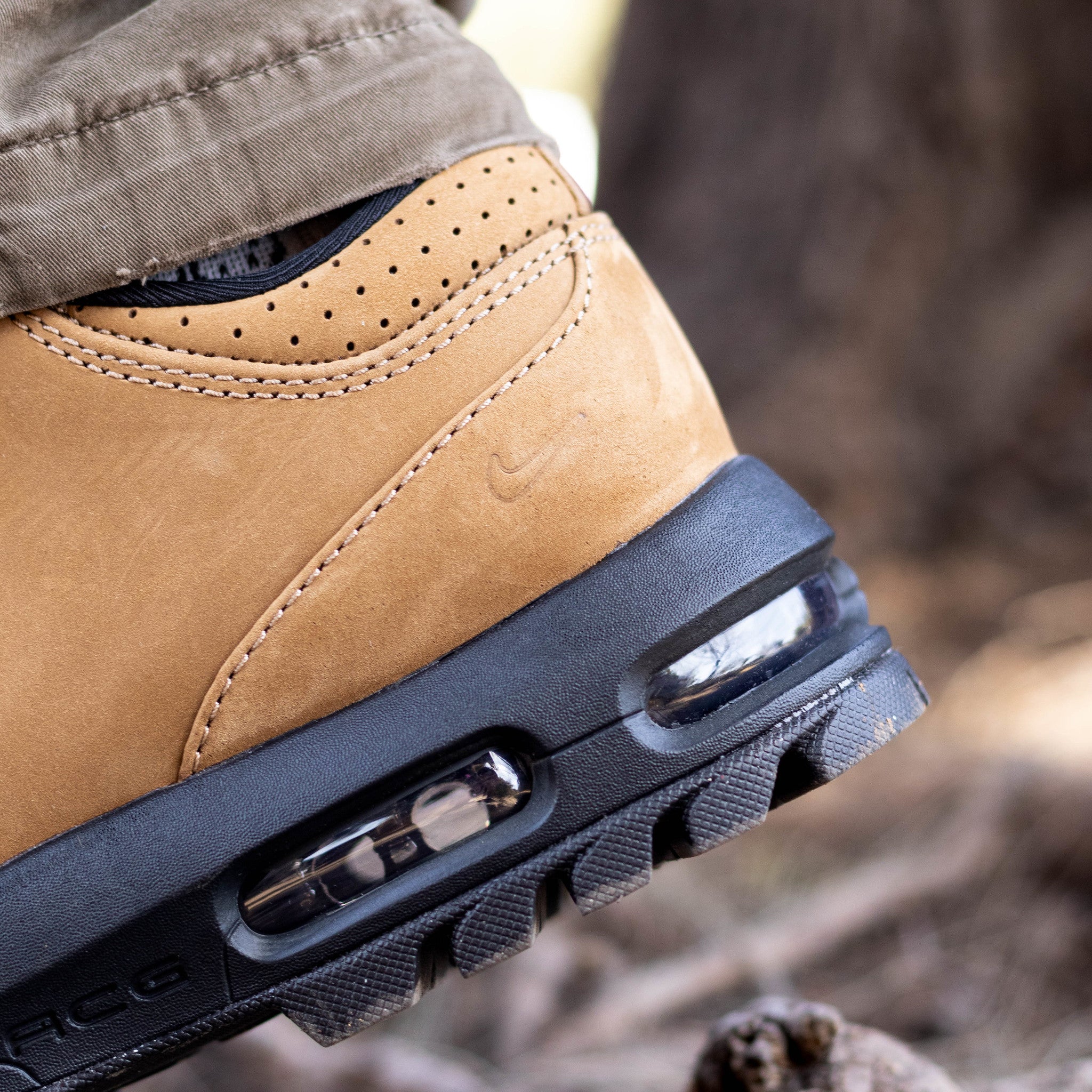 NIKE AIR MAX GOADOME LOW TAUPE