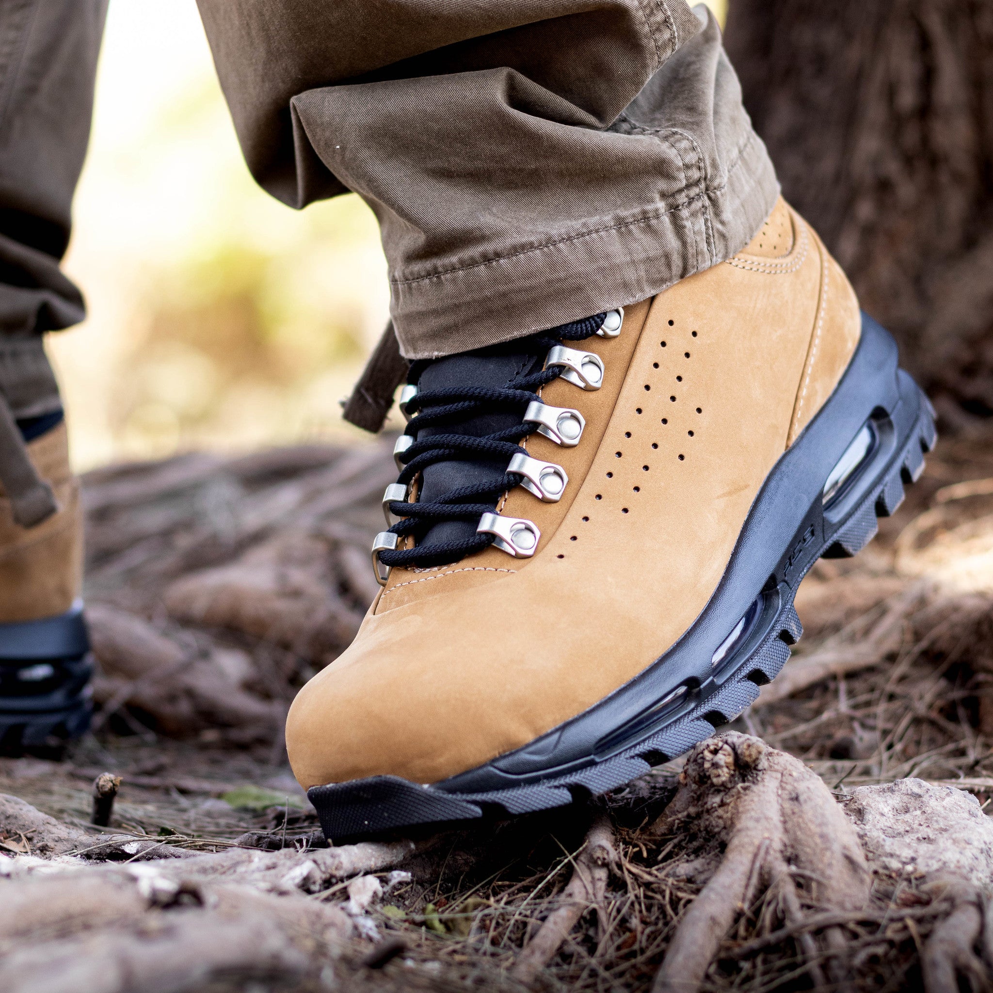 NIKE AIR MAX GOADOME LOW TAUPE