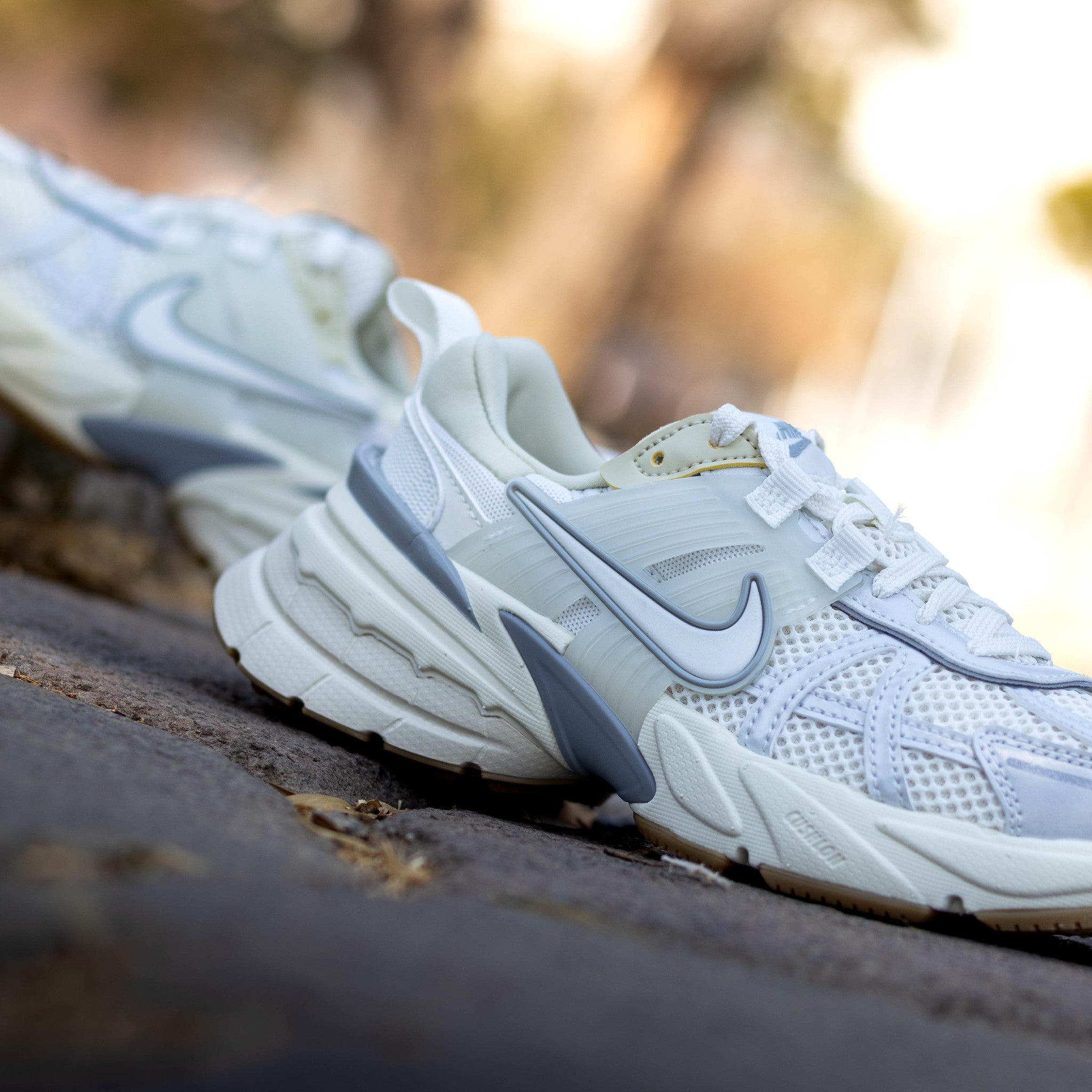 NIKE V2K RUN BEIGE METALLIC W