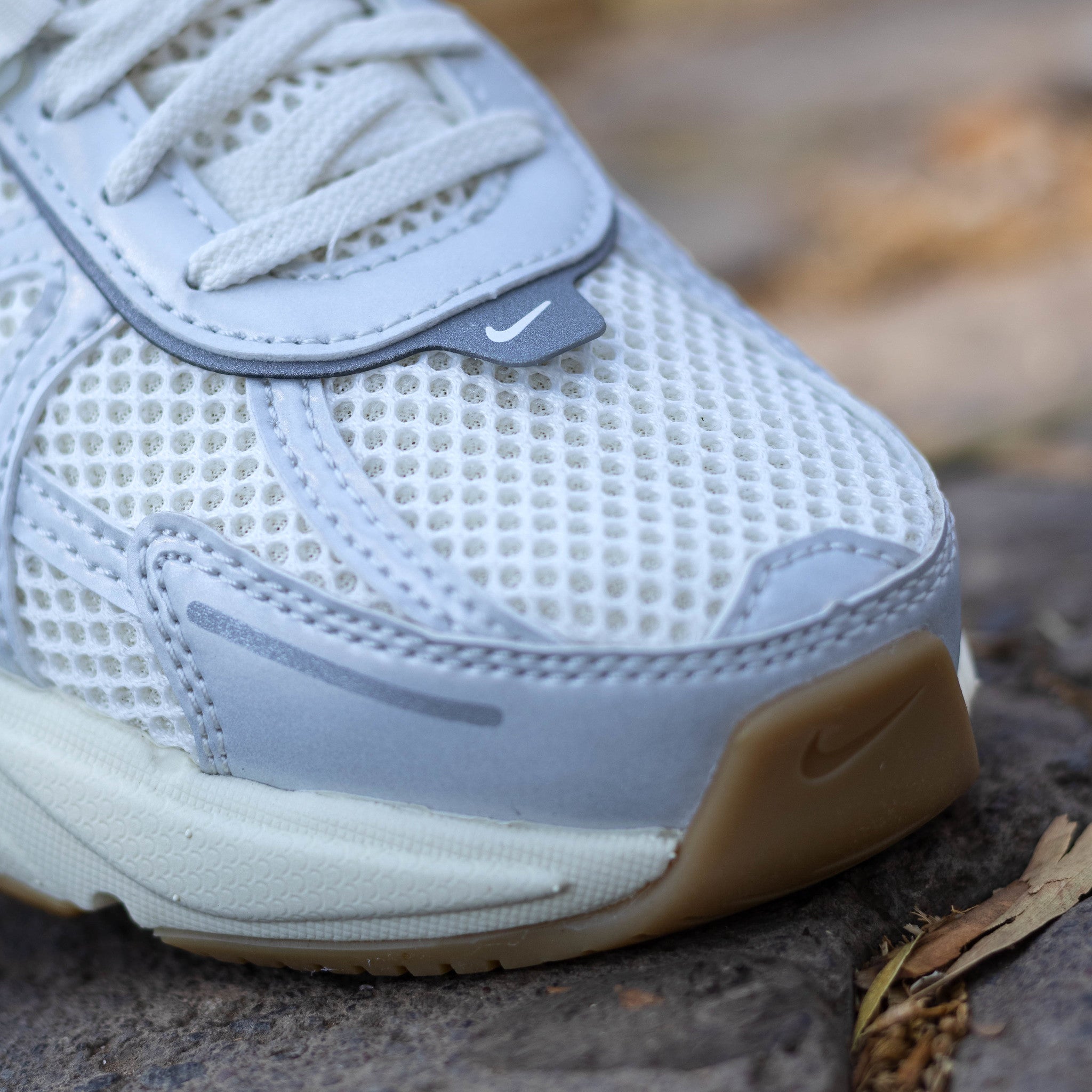 NIKE V2K RUN BEIGE METALLIC W