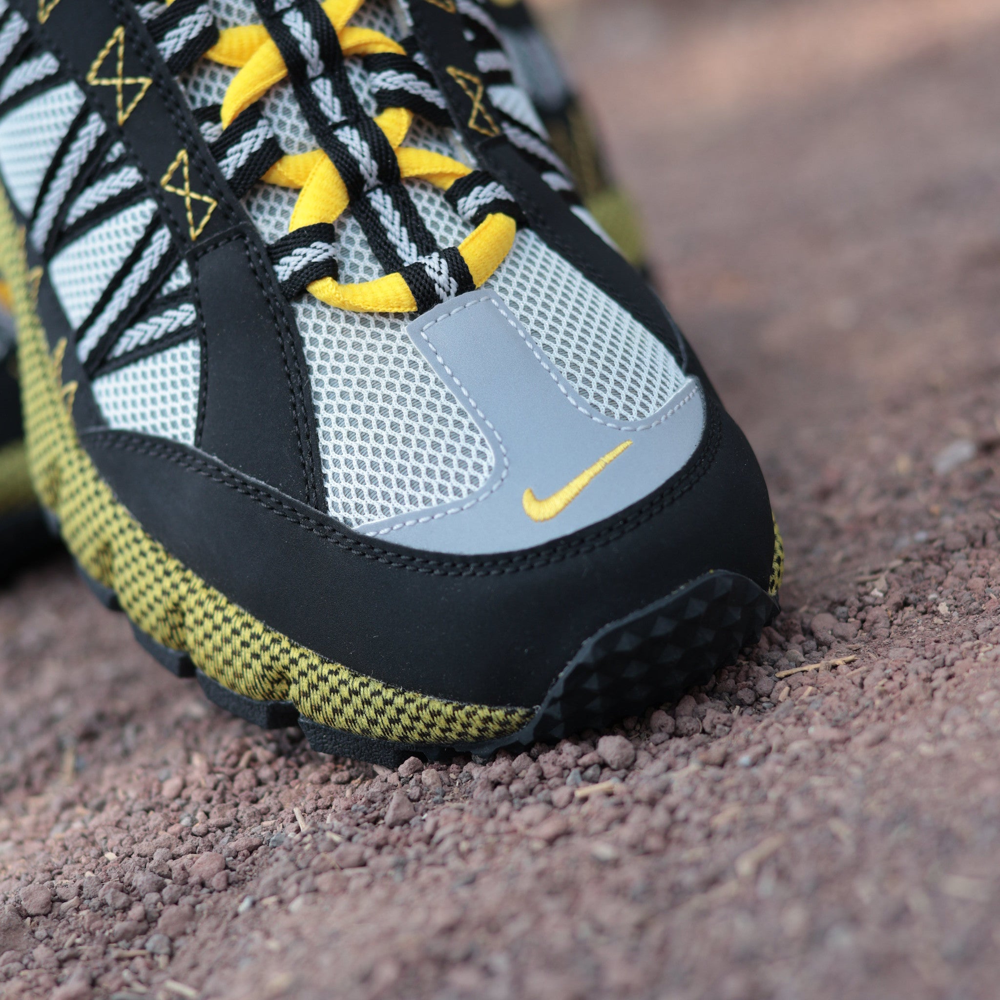 NIKE AIR HUMARA 17 MAIZE SWOOSH