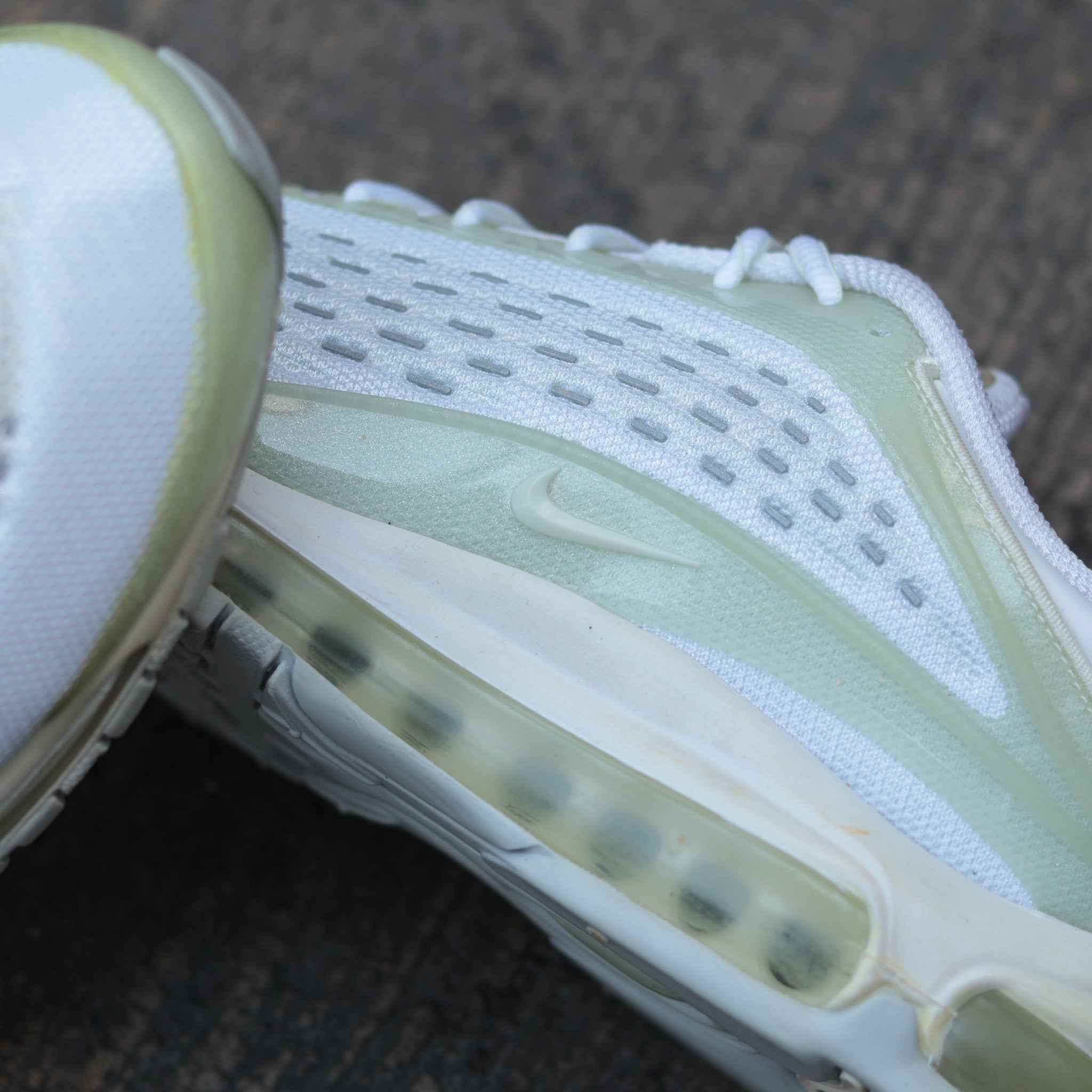 NIKE AIR MAX DELUX WHITE