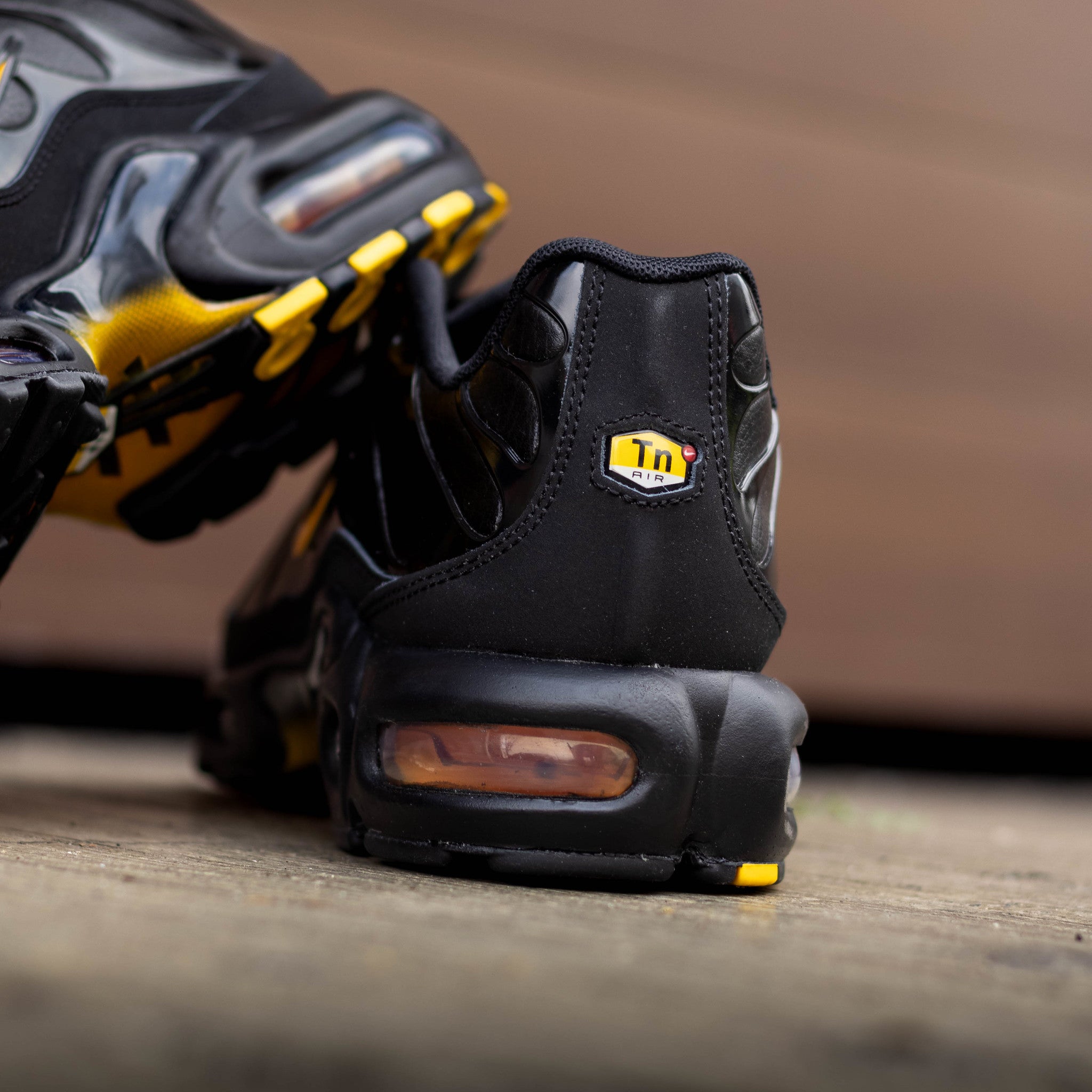 NIKE AIR MAX PLUS BLACK METALLIC ROSE