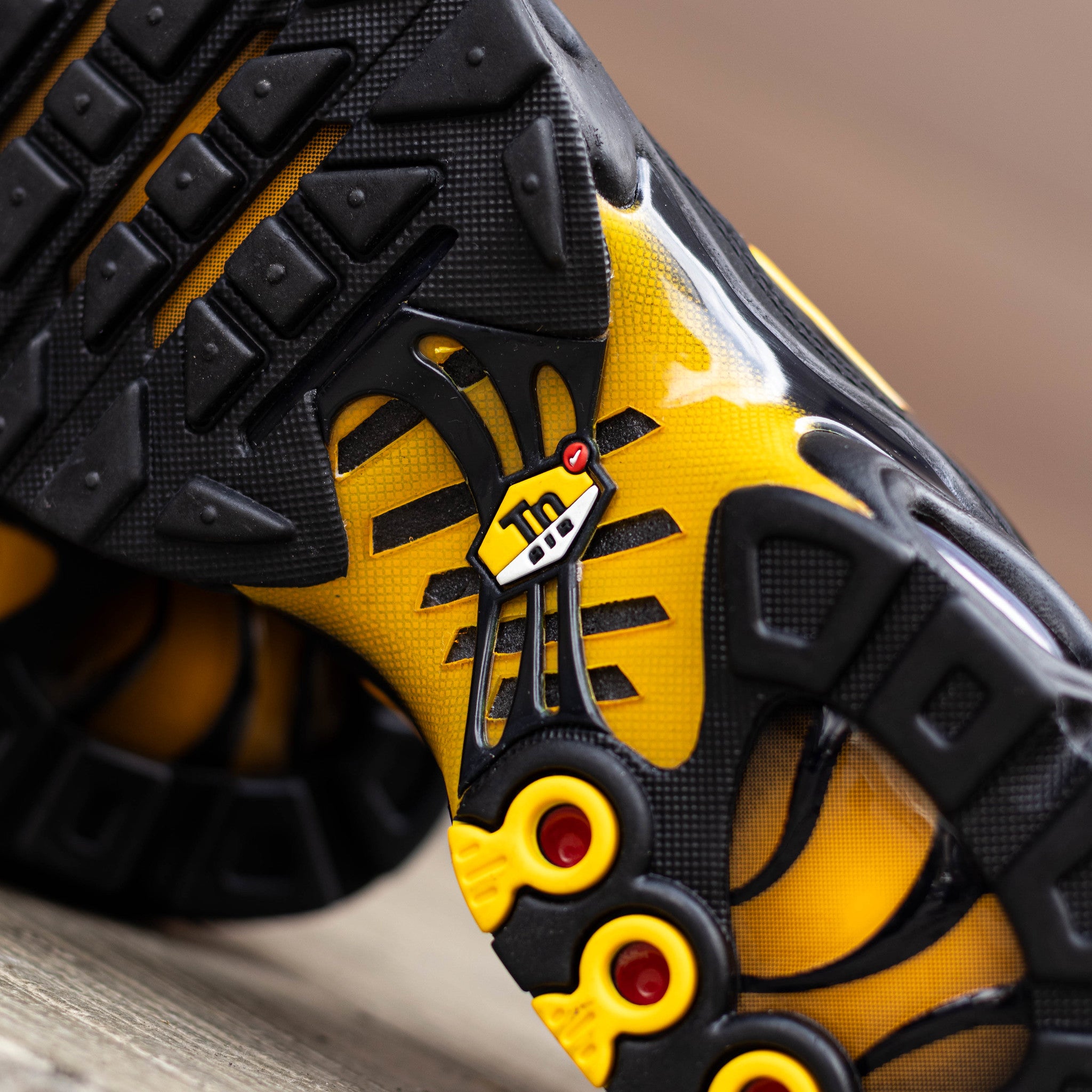 NIKE AIR MAX PLUS BLACK METALLIC ROSE