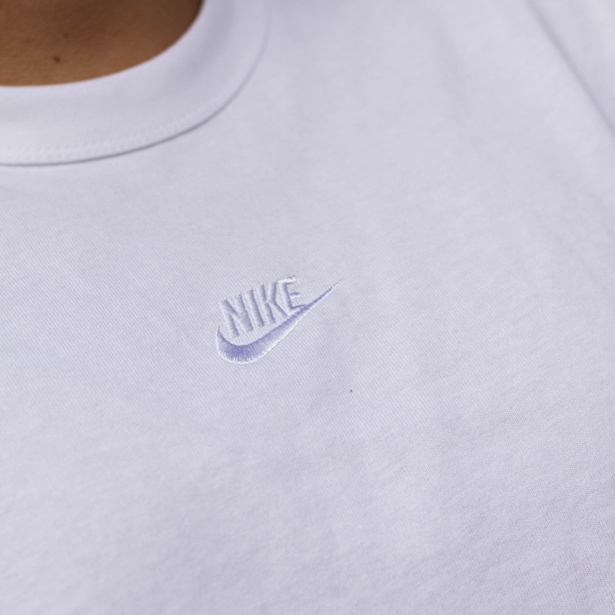 NIKE ESSENTIALS TEE WHITE