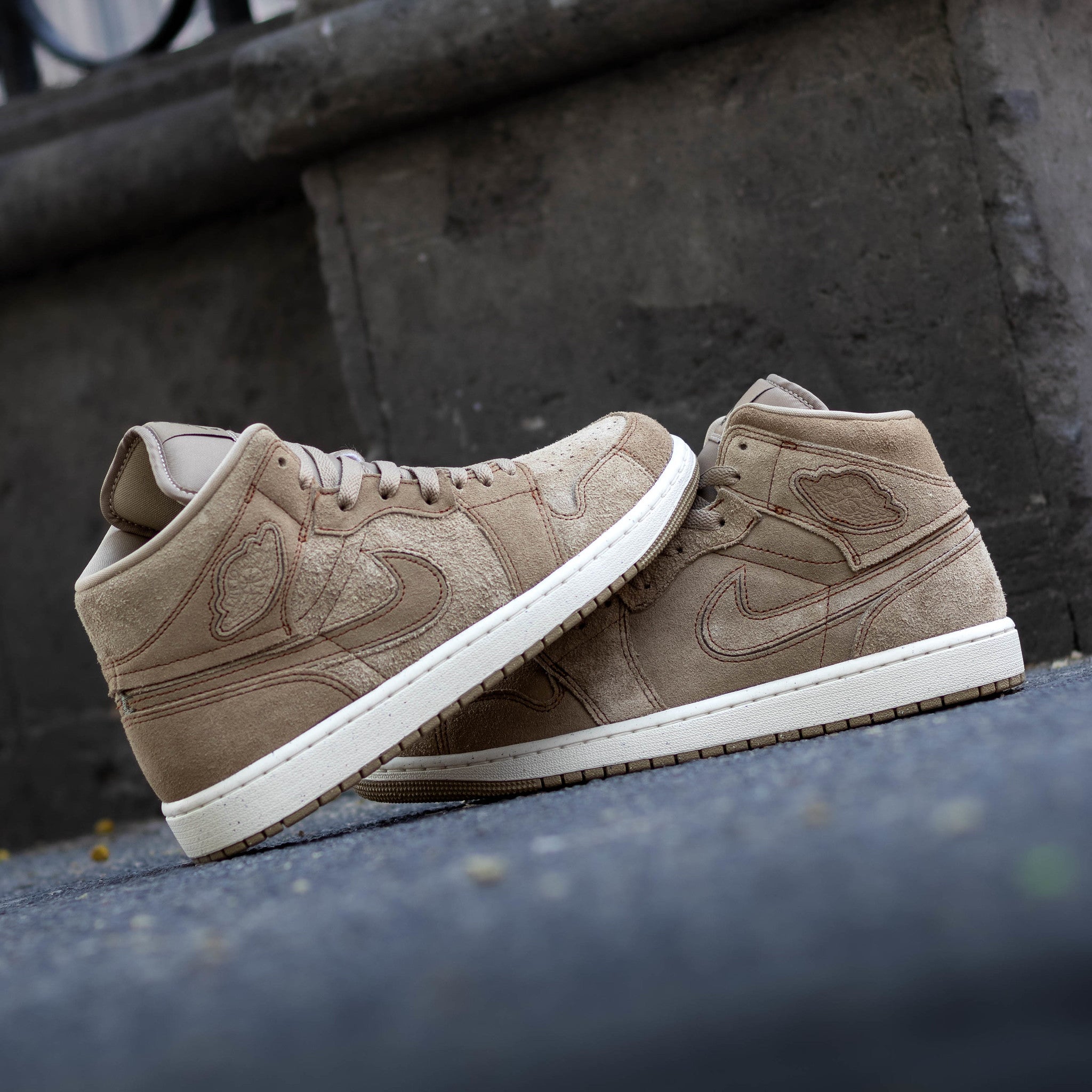 AIR JORDAN 1 MID KHAKI SUEDE