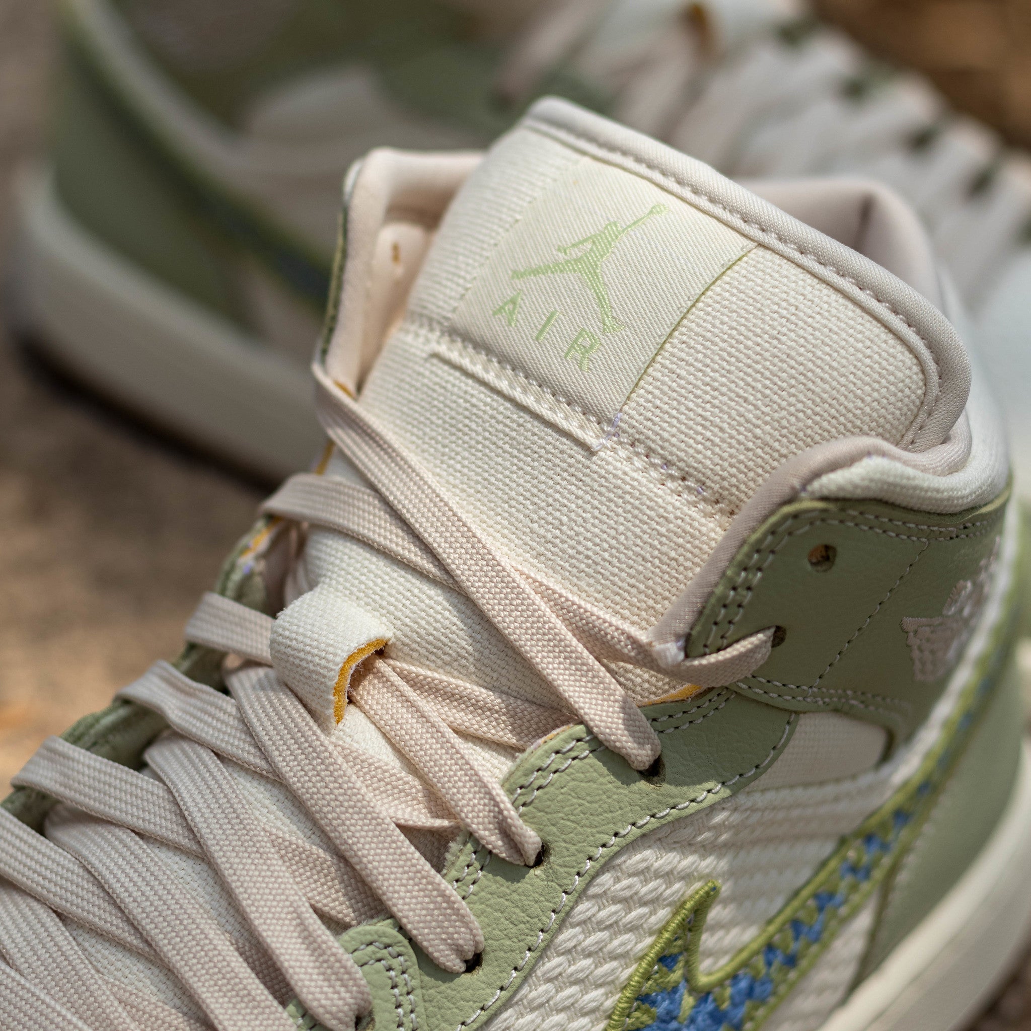 AIR JORDAN 1 MID AURA OLIVE W