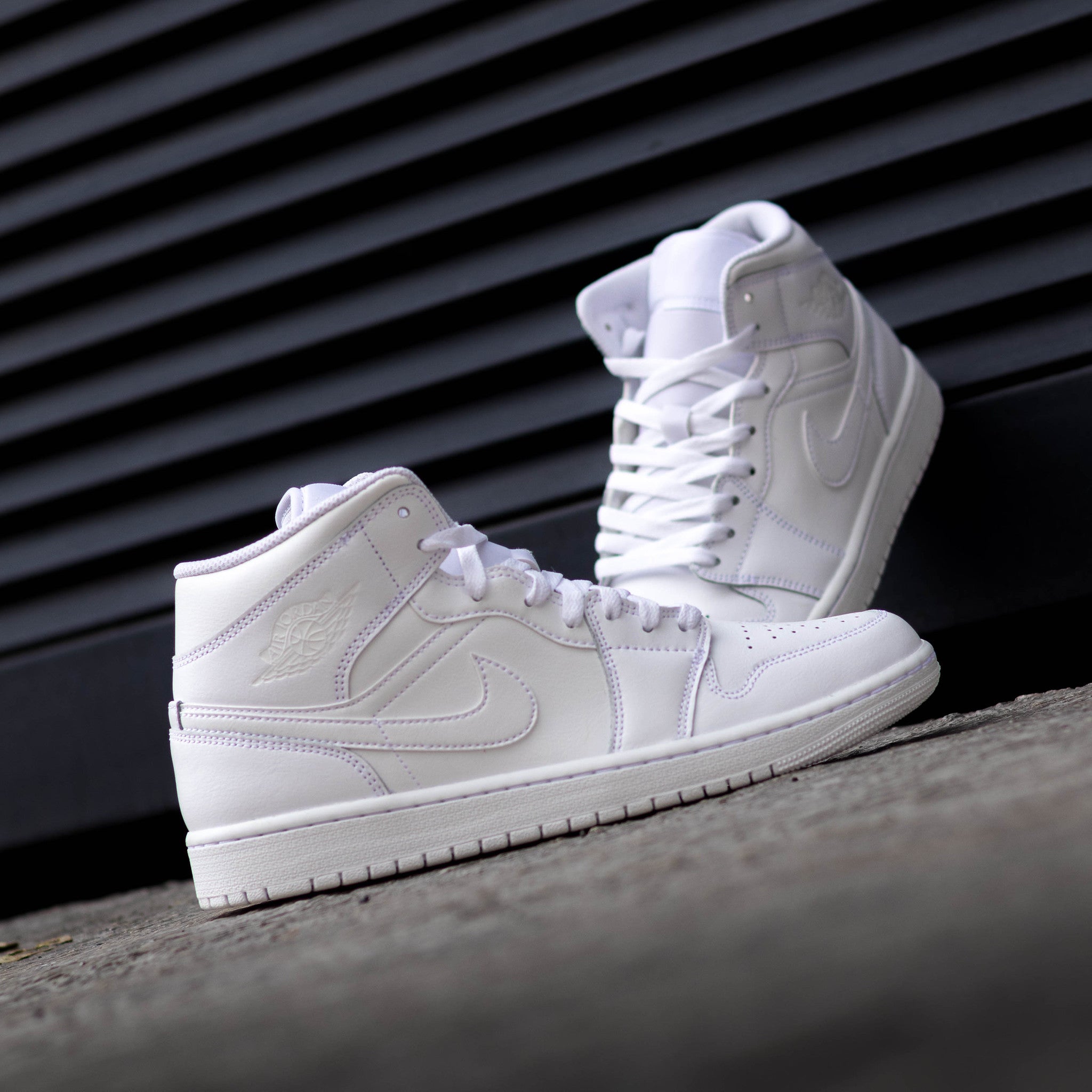 AIR JORDAN 1 MID TRIPLE WHITE