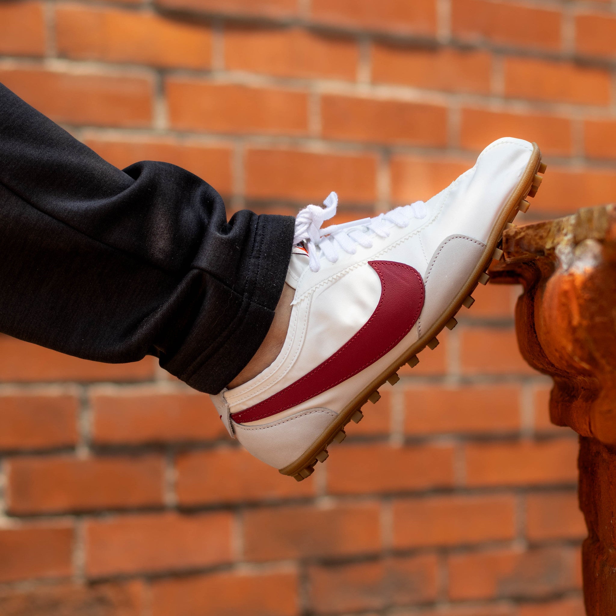 NIKE MOON SHOE WHITE TEAM CRIMSON W