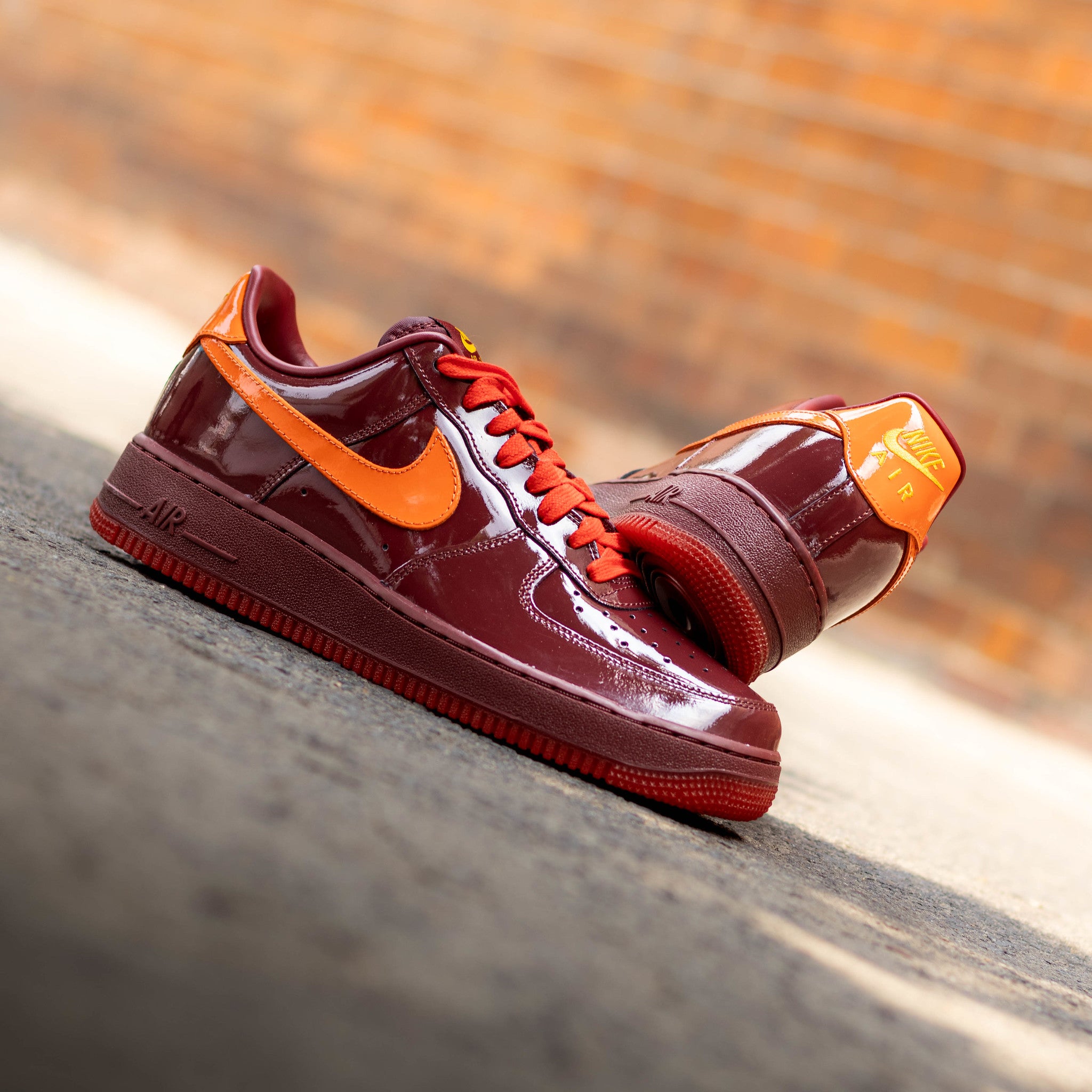 NIKE AIR FORCE ONE LOW PATENT DARK TEAM RED