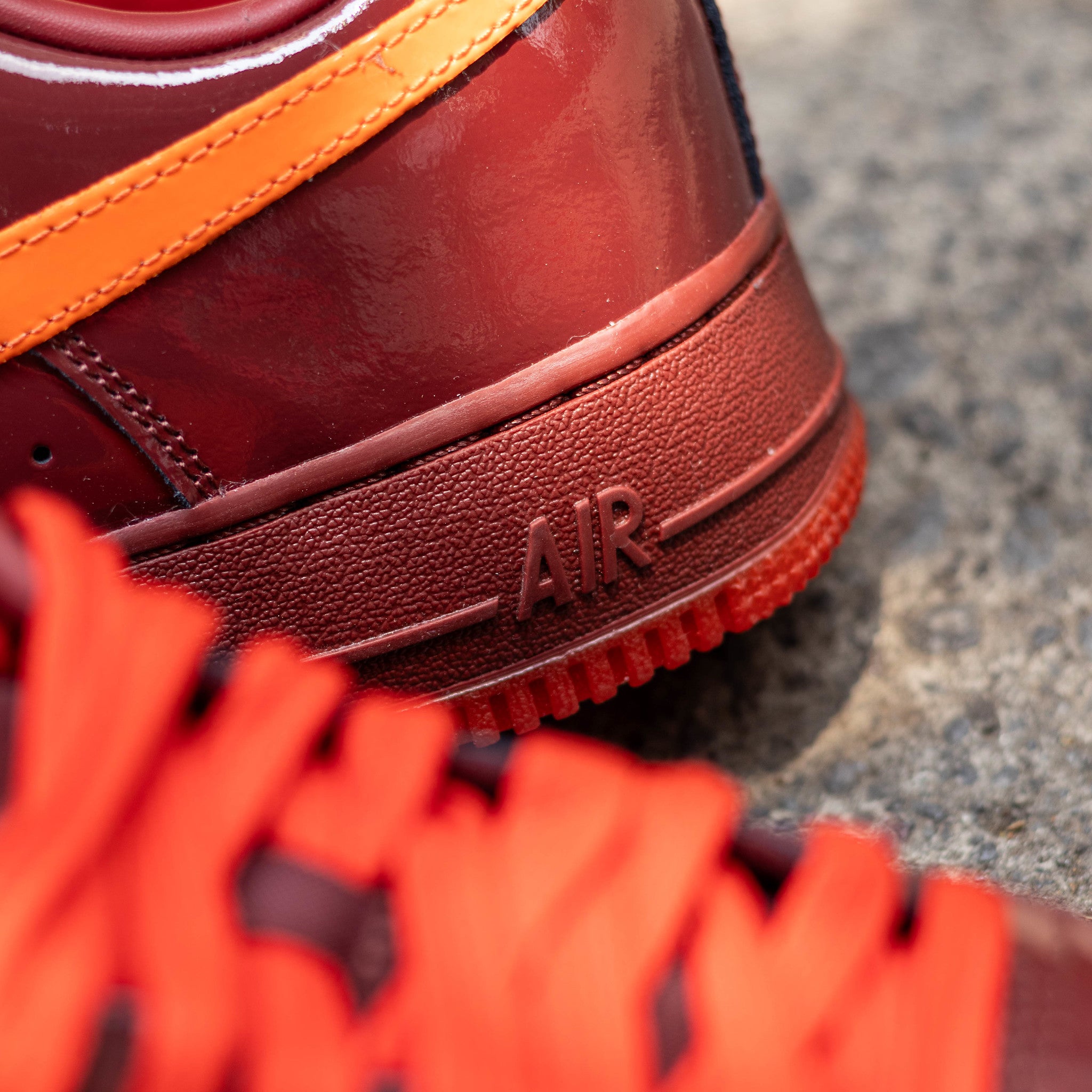 NIKE AIR FORCE ONE LOW PATENT DARK TEAM RED