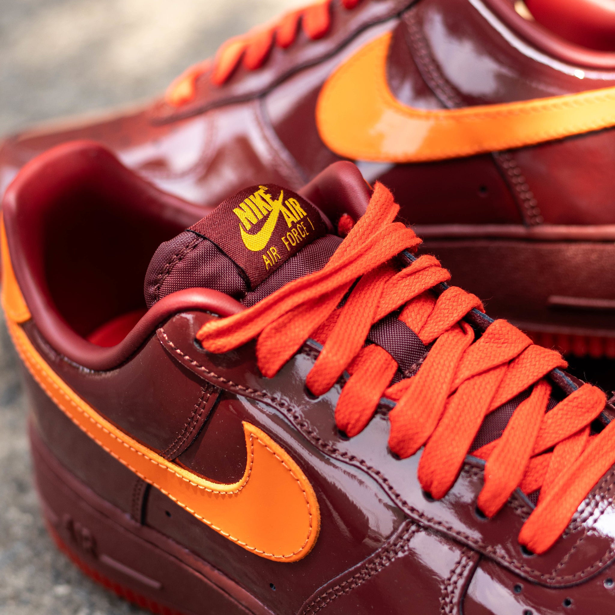 NIKE AIR FORCE ONE LOW PATENT DARK TEAM RED