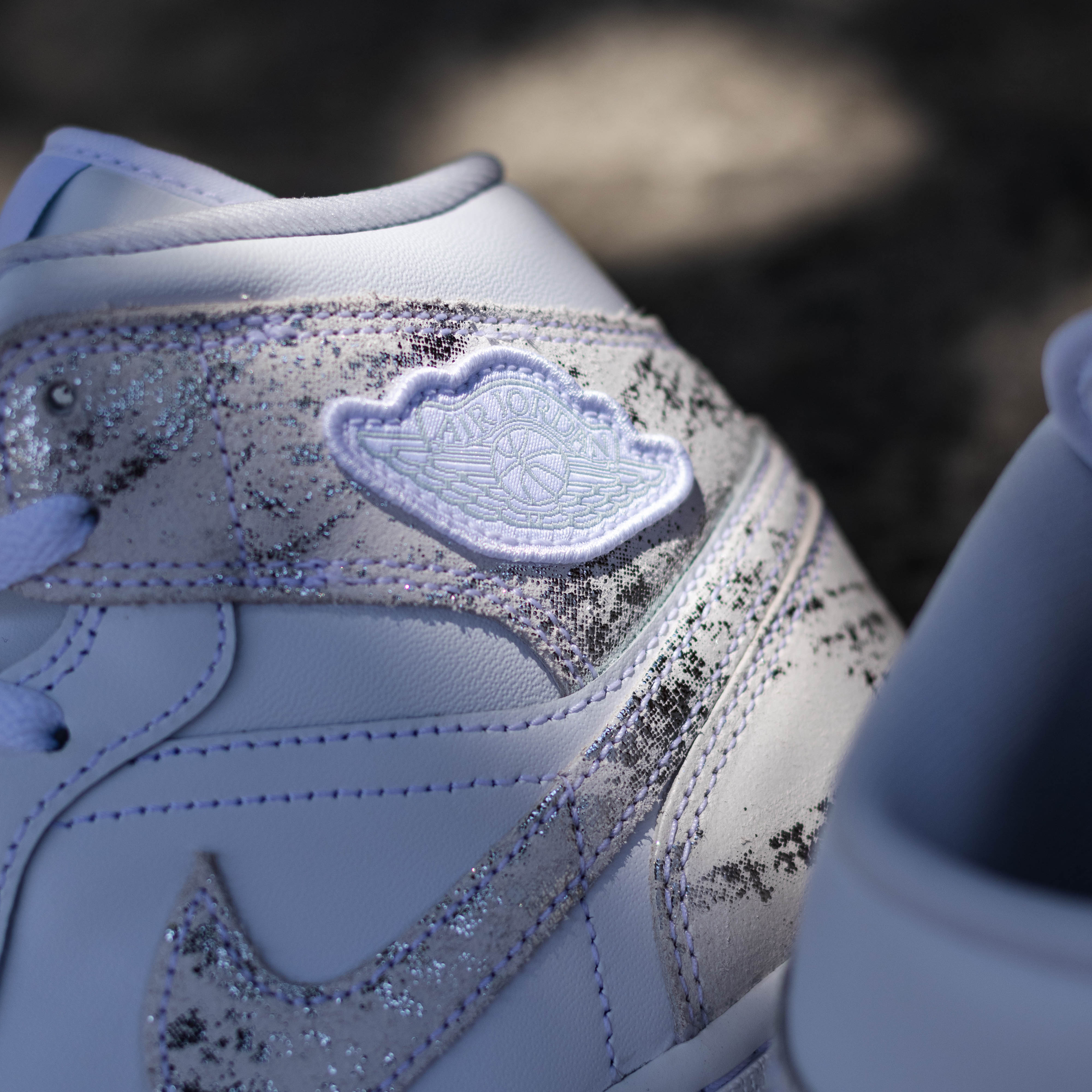 AIR JORDAN 1 MID DISTRESSED WHITE SILVER