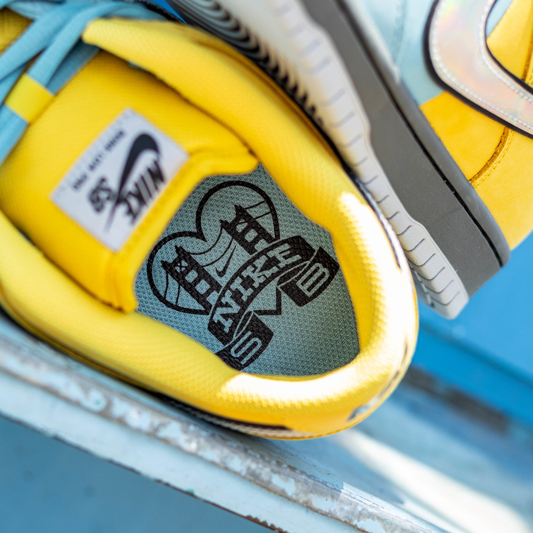 NIKE SB DUNK LOW MUNI FAST PASS LIGHTNING