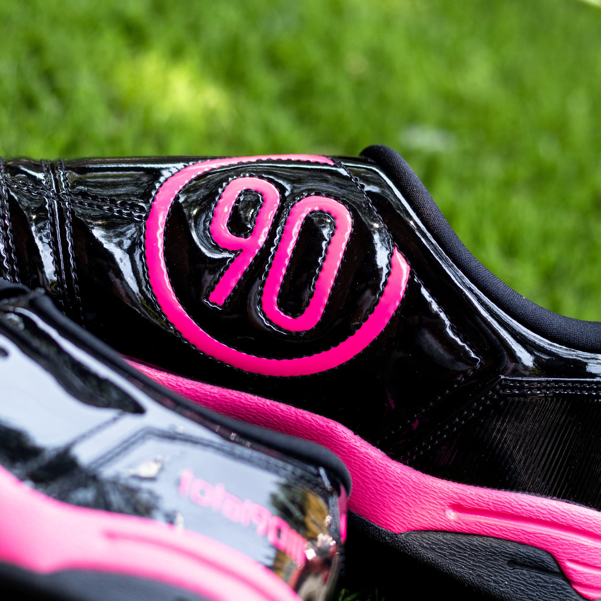 NIKE TOTAL 90 BLACK HYPER PINK