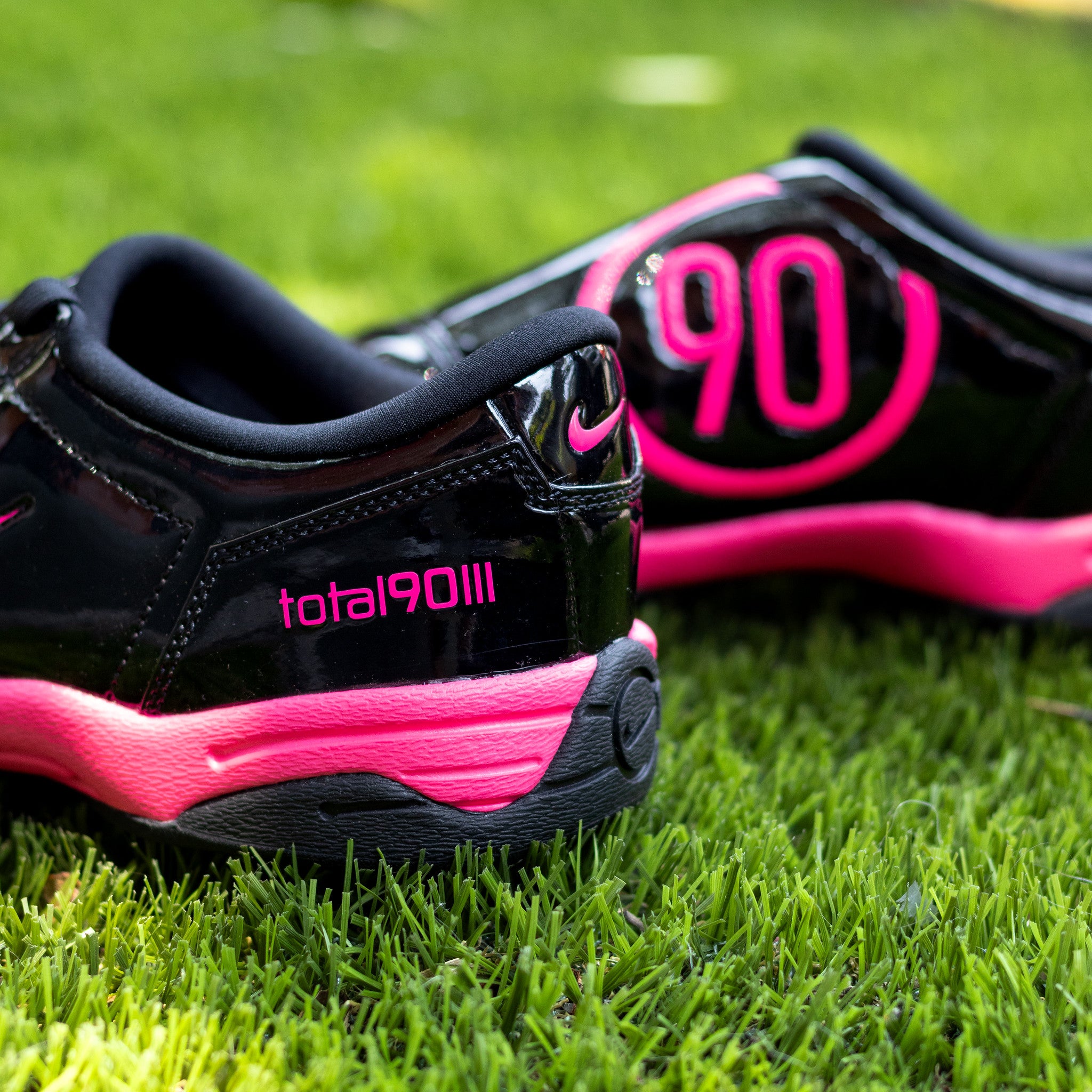 NIKE TOTAL 90 BLACK HYPER PINK