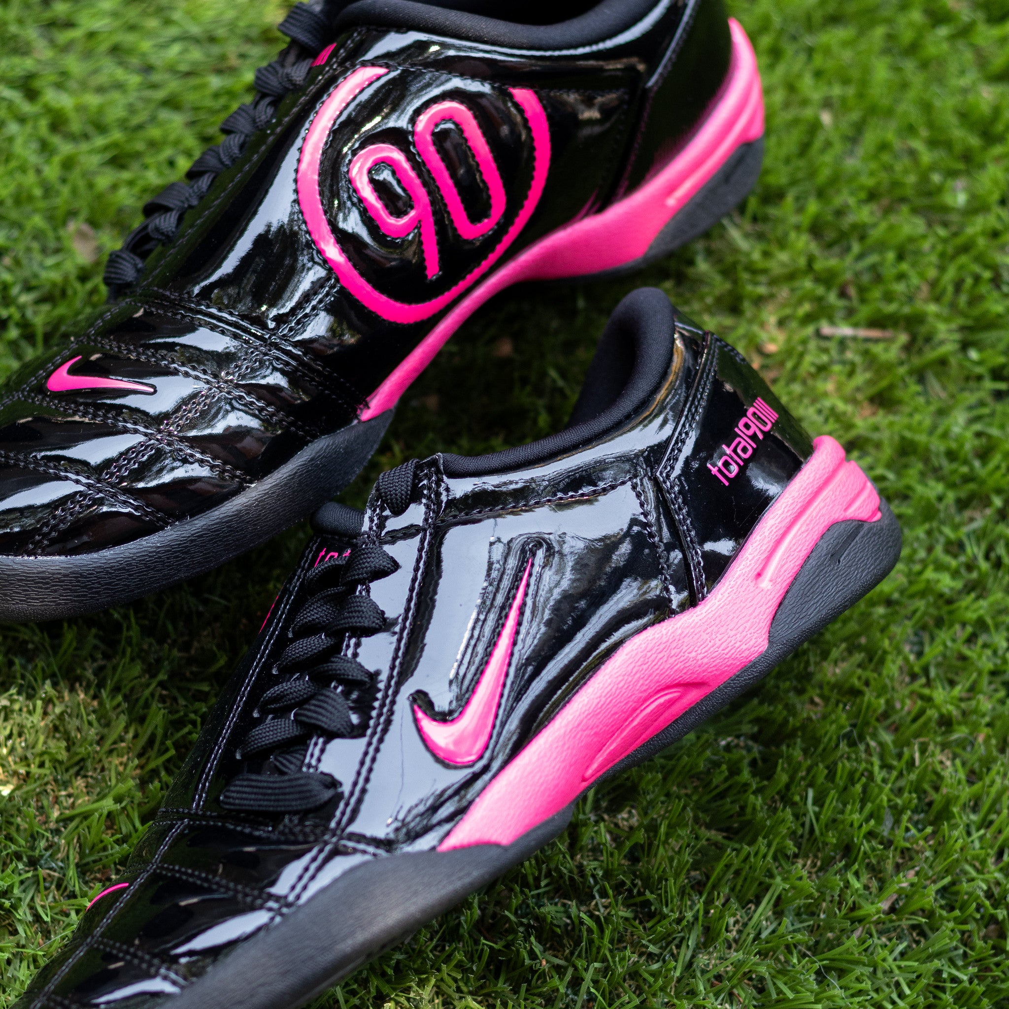 NIKE TOTAL 90 BLACK HYPER PINK