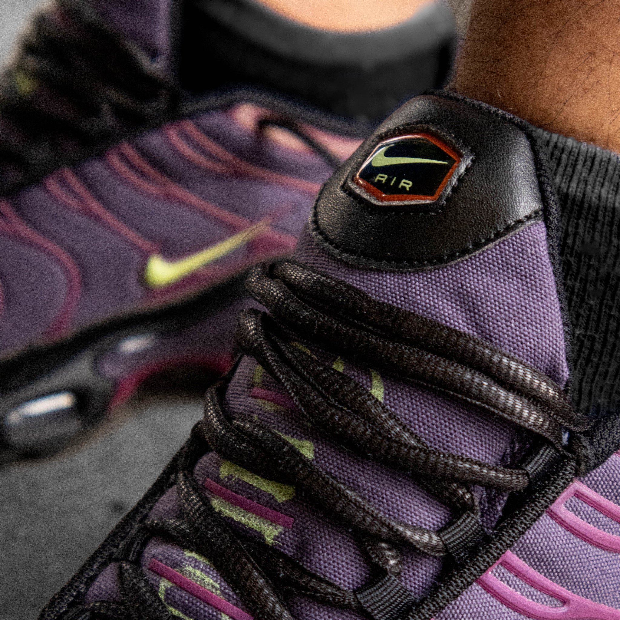 NIKE AIR MAX PLUS DARK RAISIN LIQUID LIME