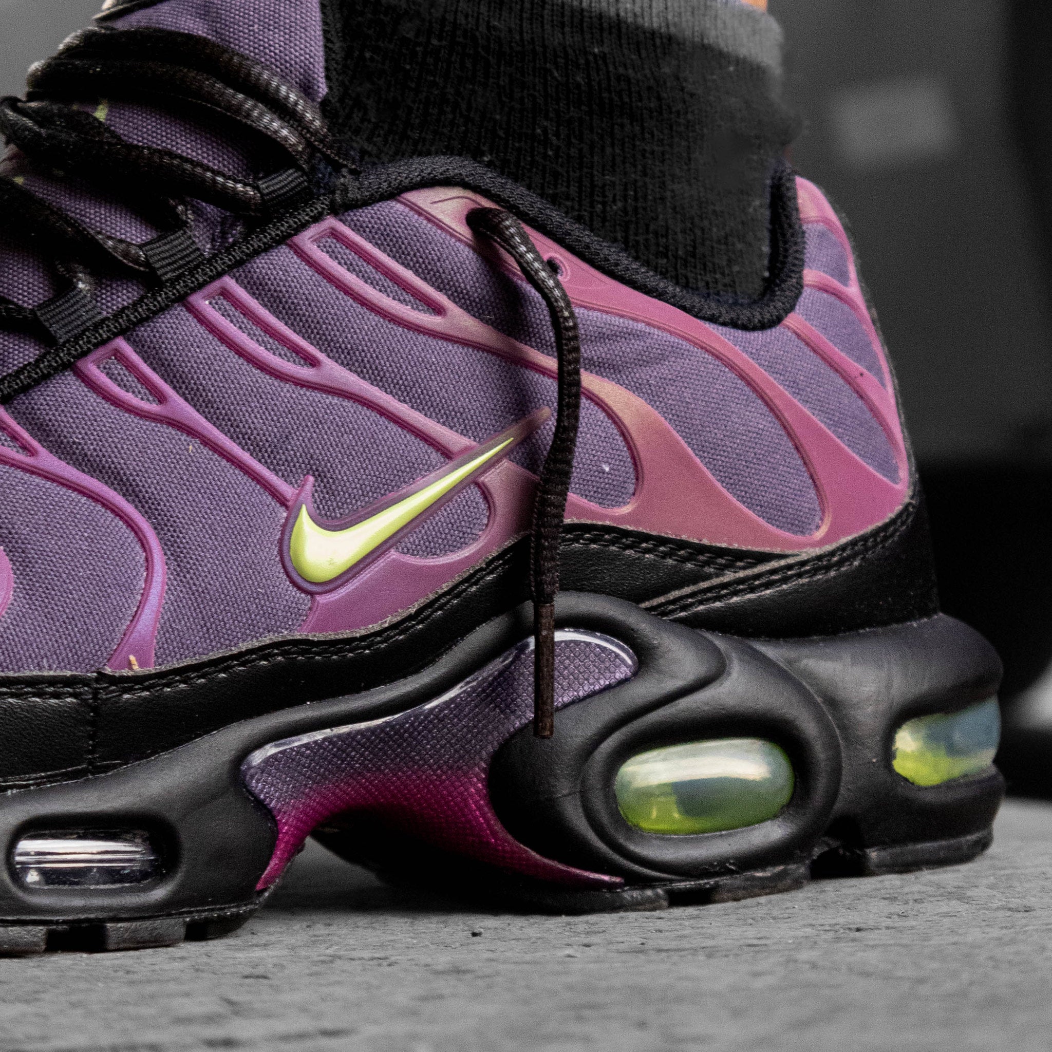 NIKE AIR MAX PLUS DARK RAISIN LIQUID LIME