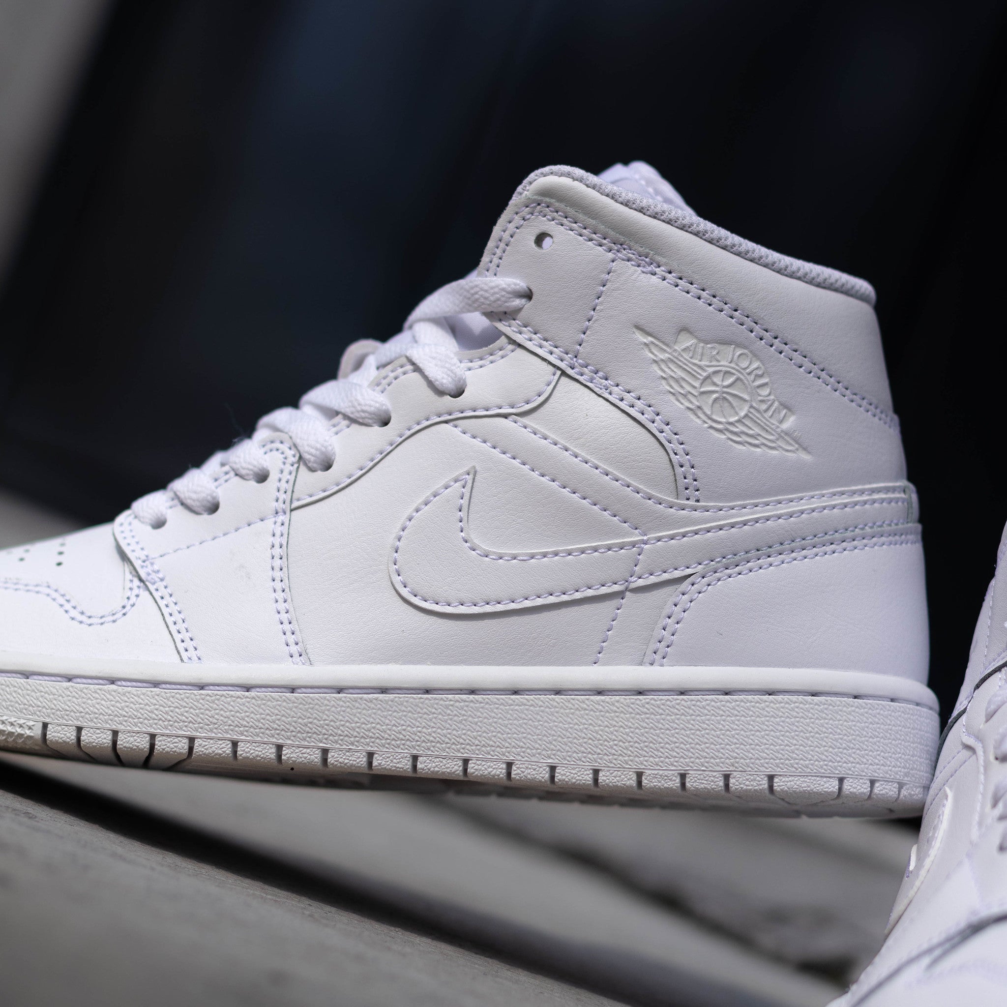 AIR JORDAN 1 MID TRIPLE WHITE