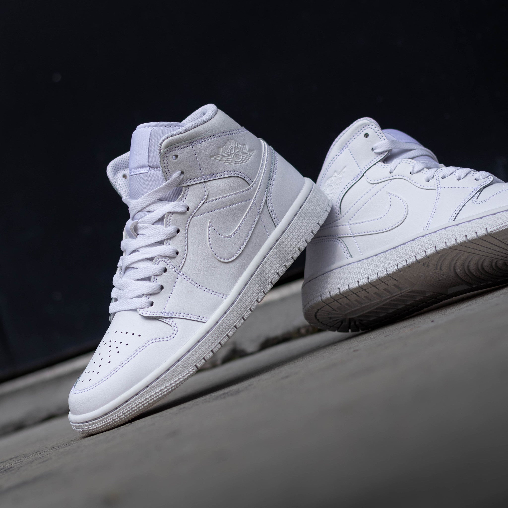 AIR JORDAN 1 MID TRIPLE WHITE