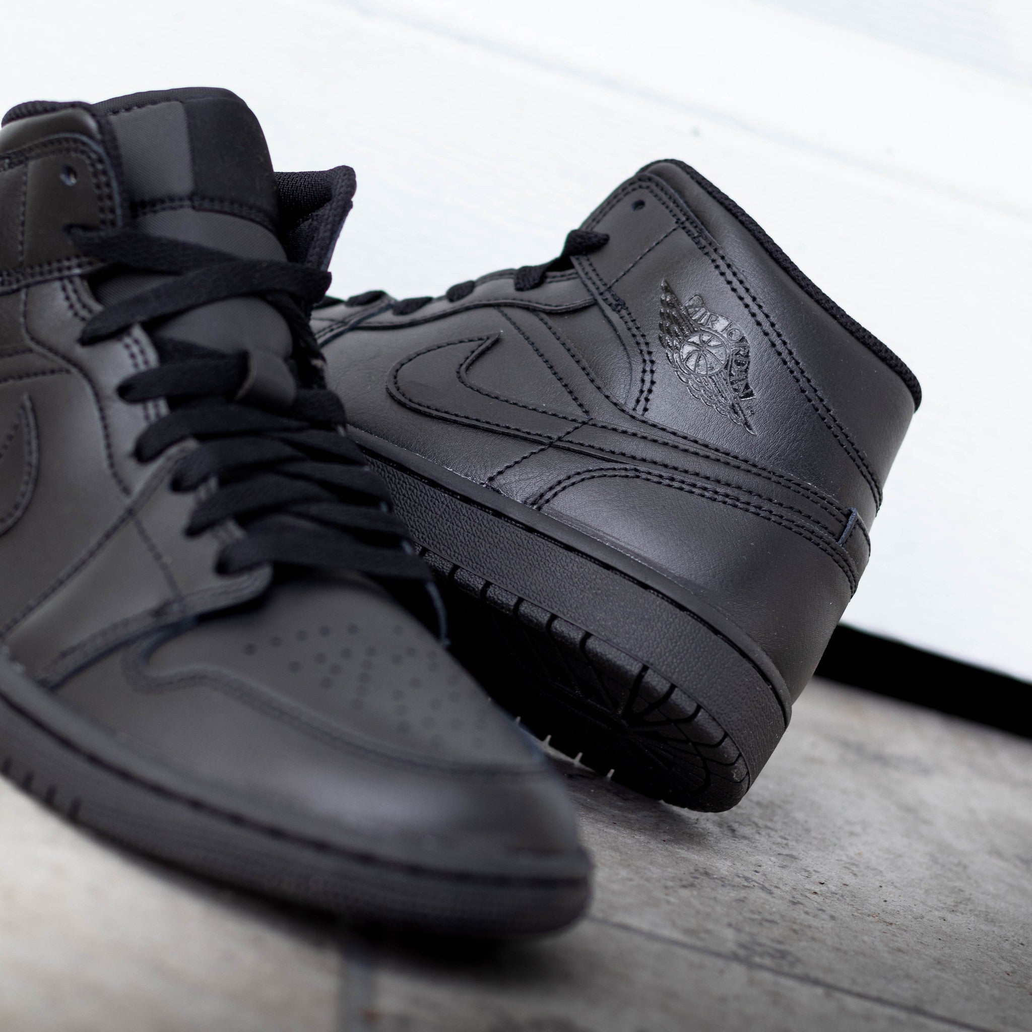 AIR JORDAN 1 MID TRIPLE BLACK