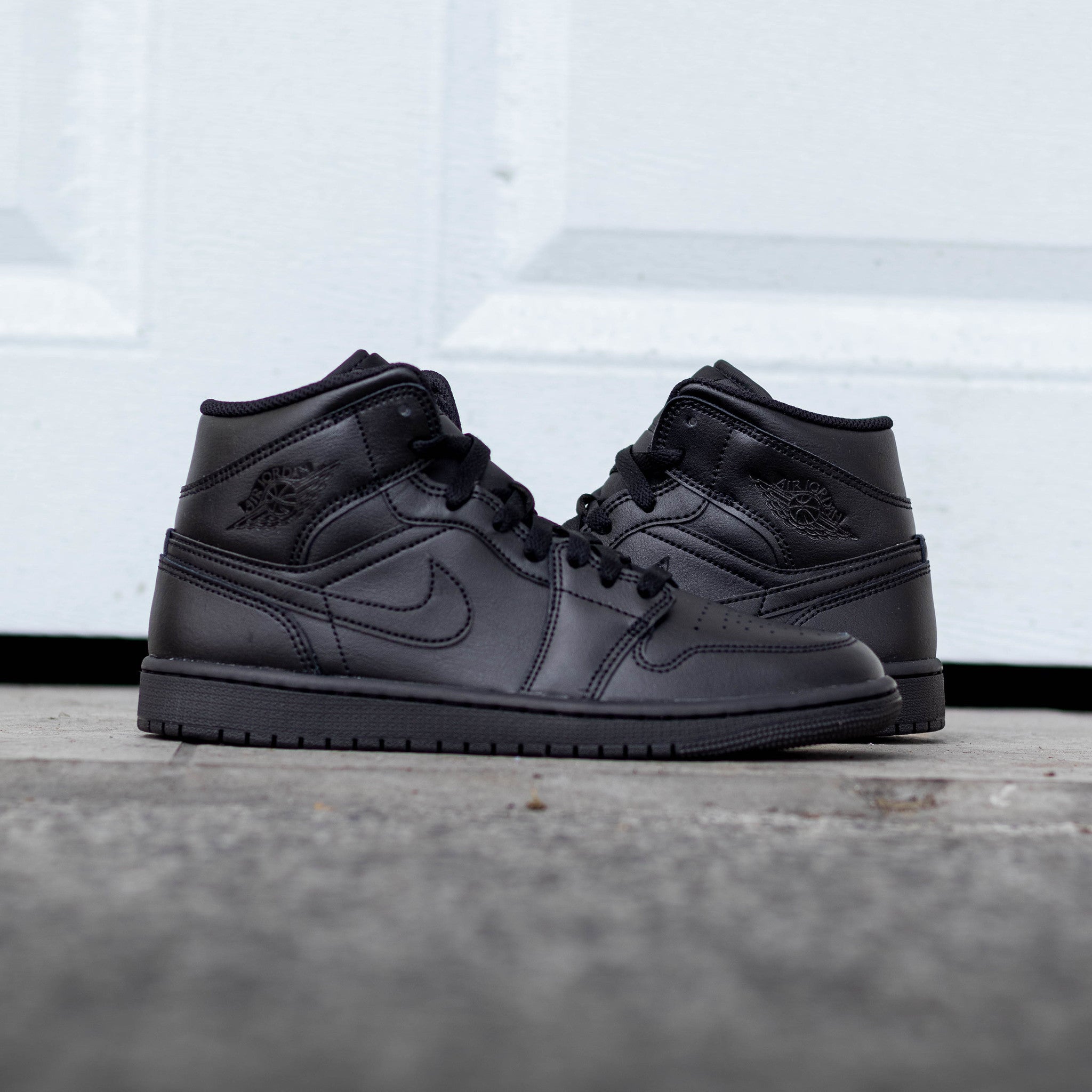 AIR JORDAN 1 MID TRIPLE BLACK