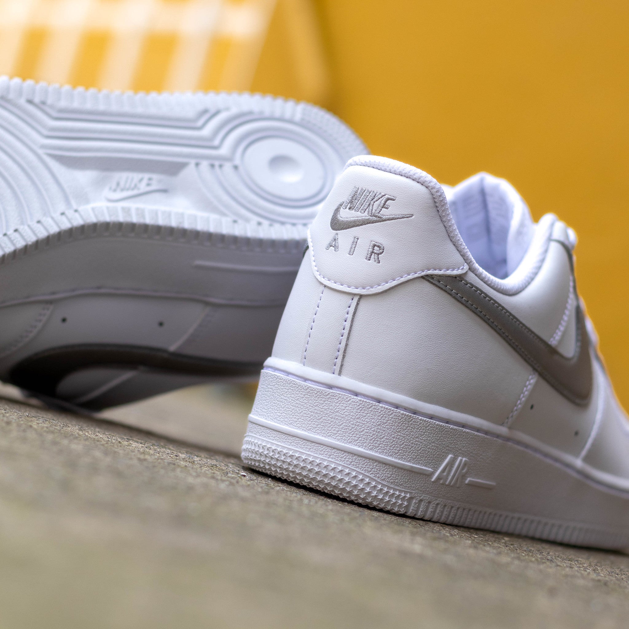 NIKE AIR FORCE ONE LOW WHITE METALLIC SILVER