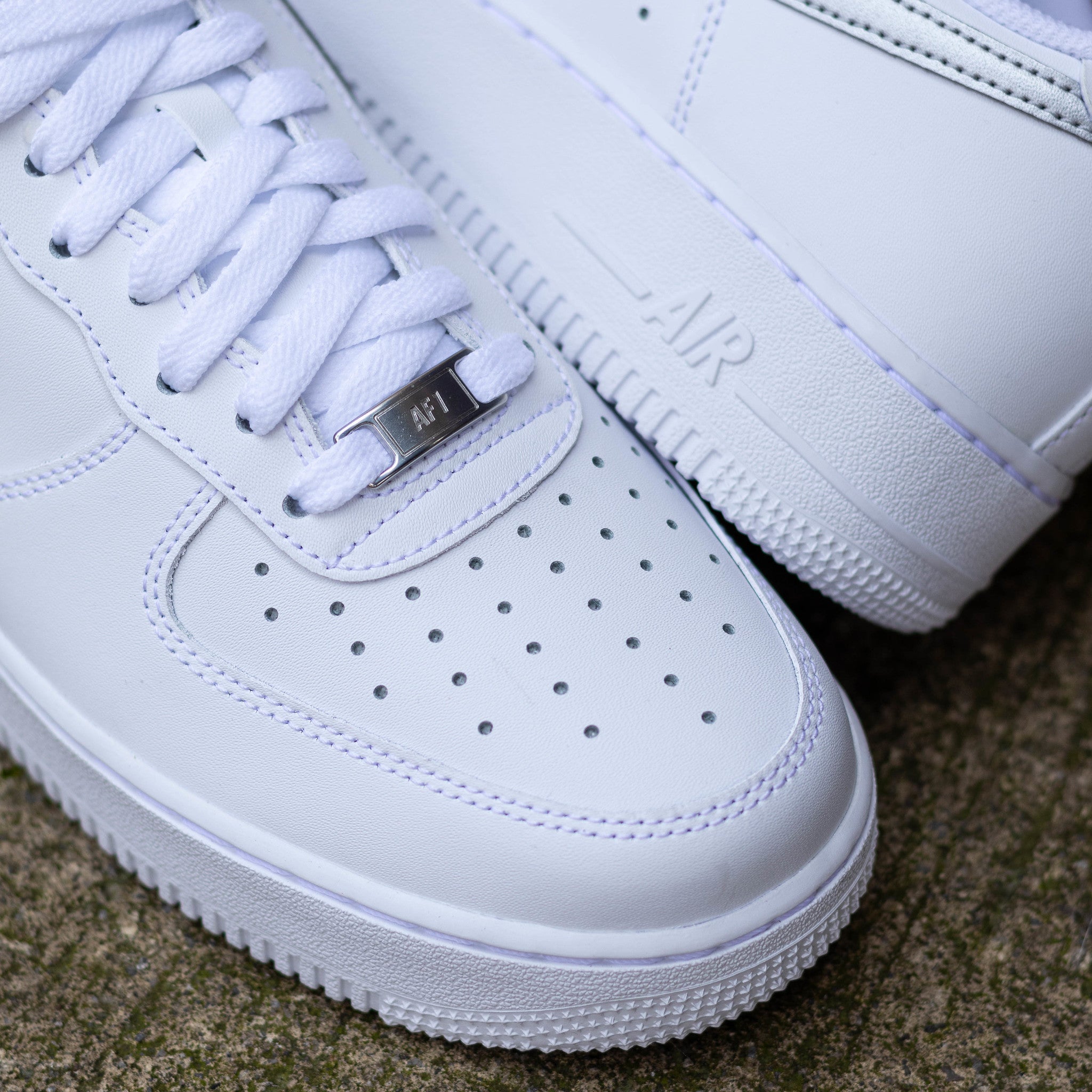 NIKE AIR FORCE ONE LOW WHITE METALLIC SILVER