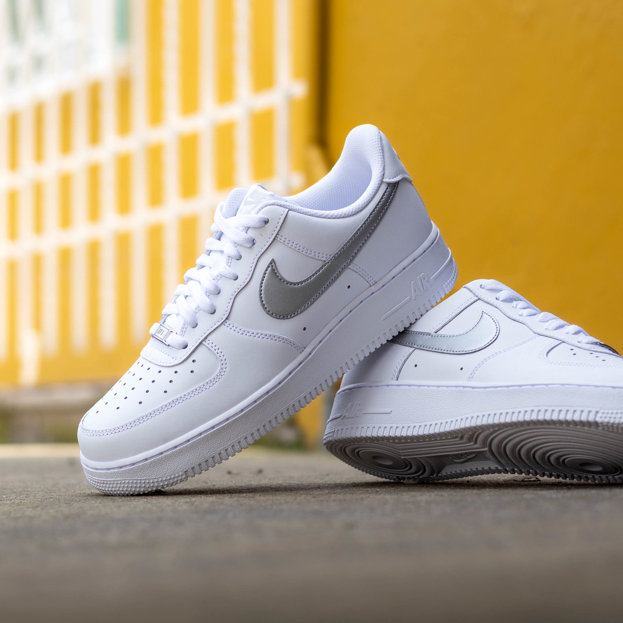 NIKE AIR FORCE ONE LOW WHITE METALLIC SILVER
