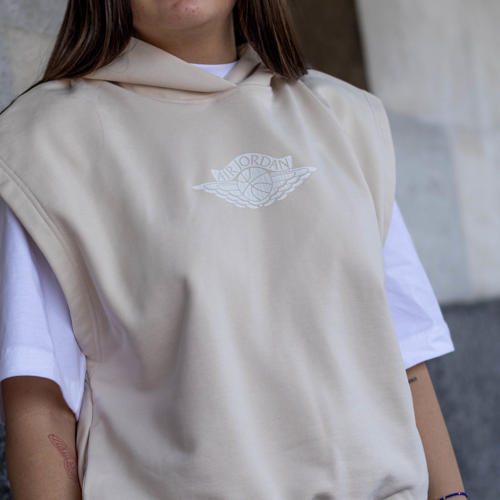 JORDAN HOOD SM BEIGE WINGS WHITE
