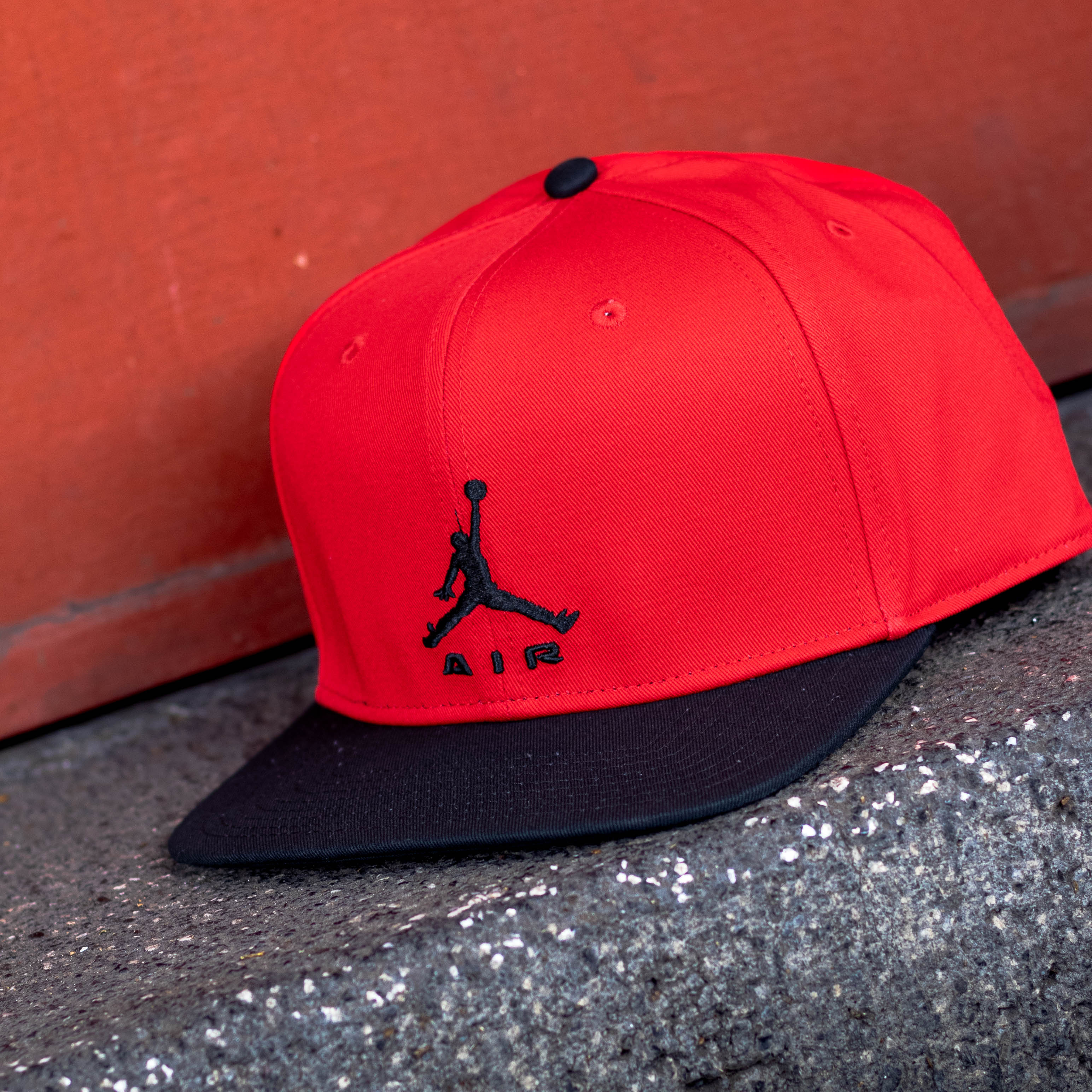 JORDAN CAP PRO RED BLACK
