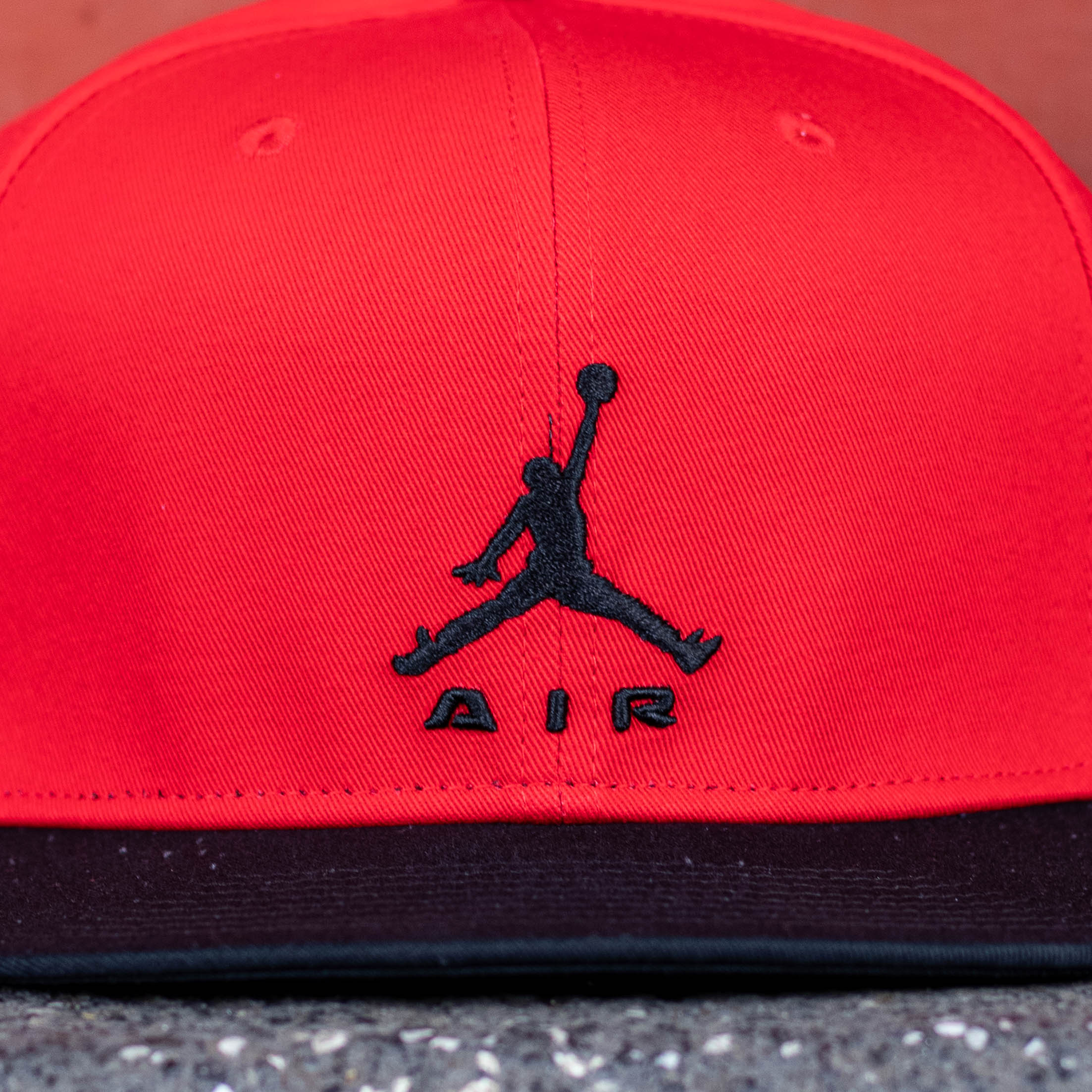 JORDAN CAP PRO RED BLACK