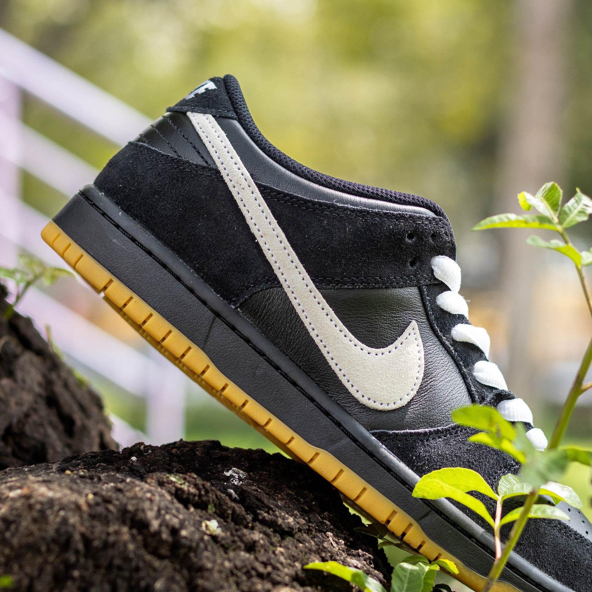 NIKE SB DUNK LOW BLACK WHITE GUM