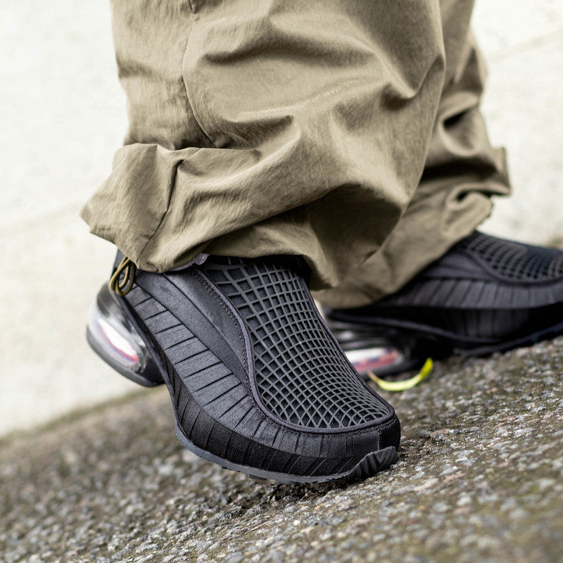 NIKE AIR MAX DOLCE BLACK RED