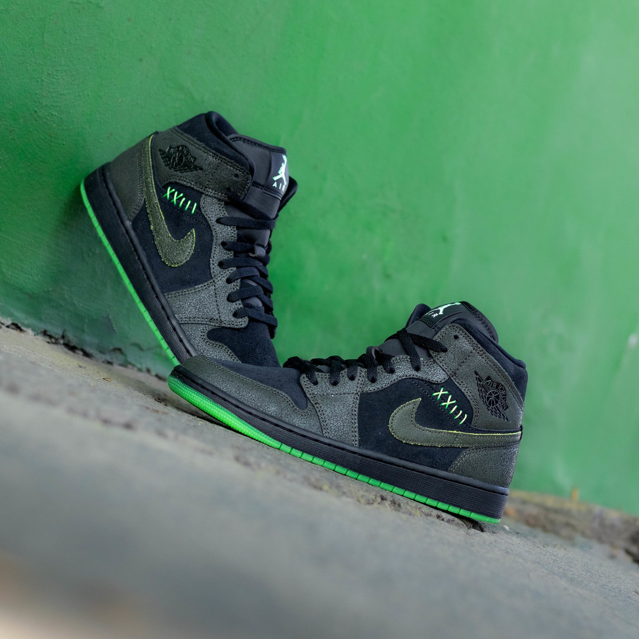 AIR JORDAN 1 MID HALLOWEEN