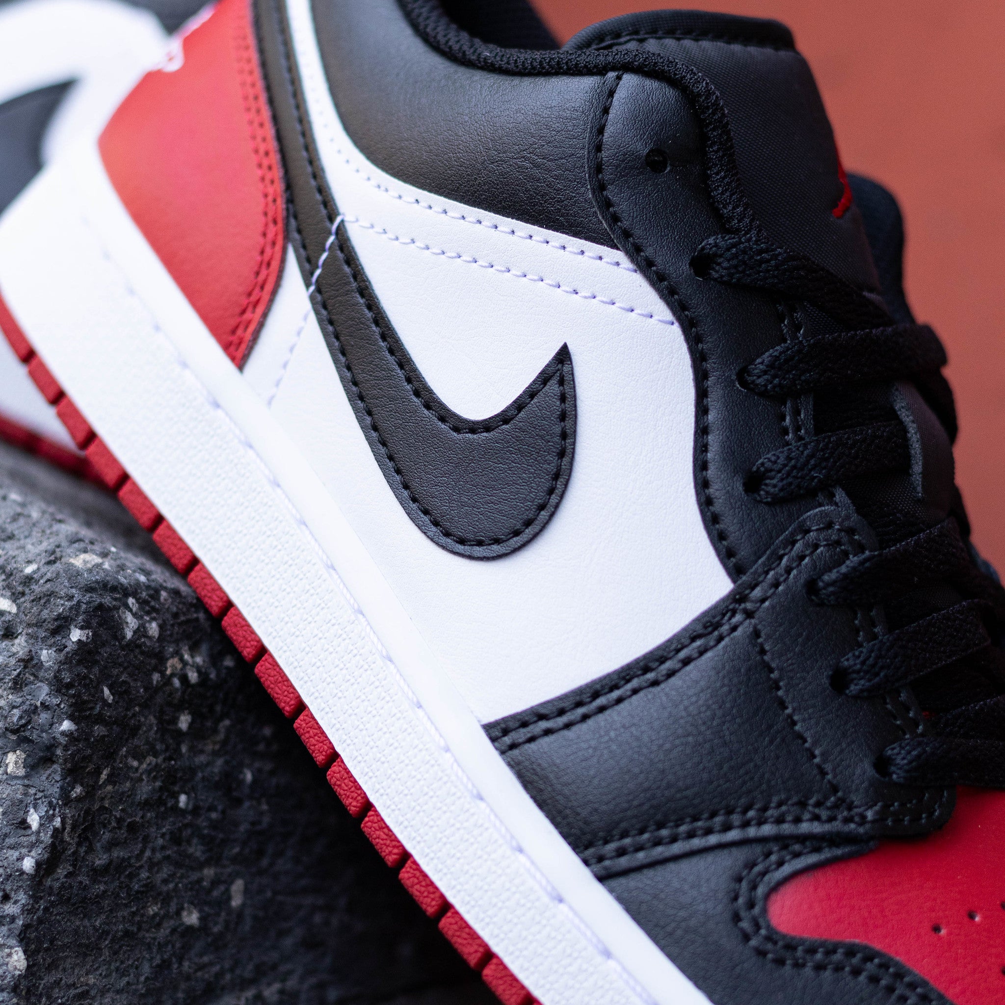 AIR JORDAN 1 LOW BRED TOE 2