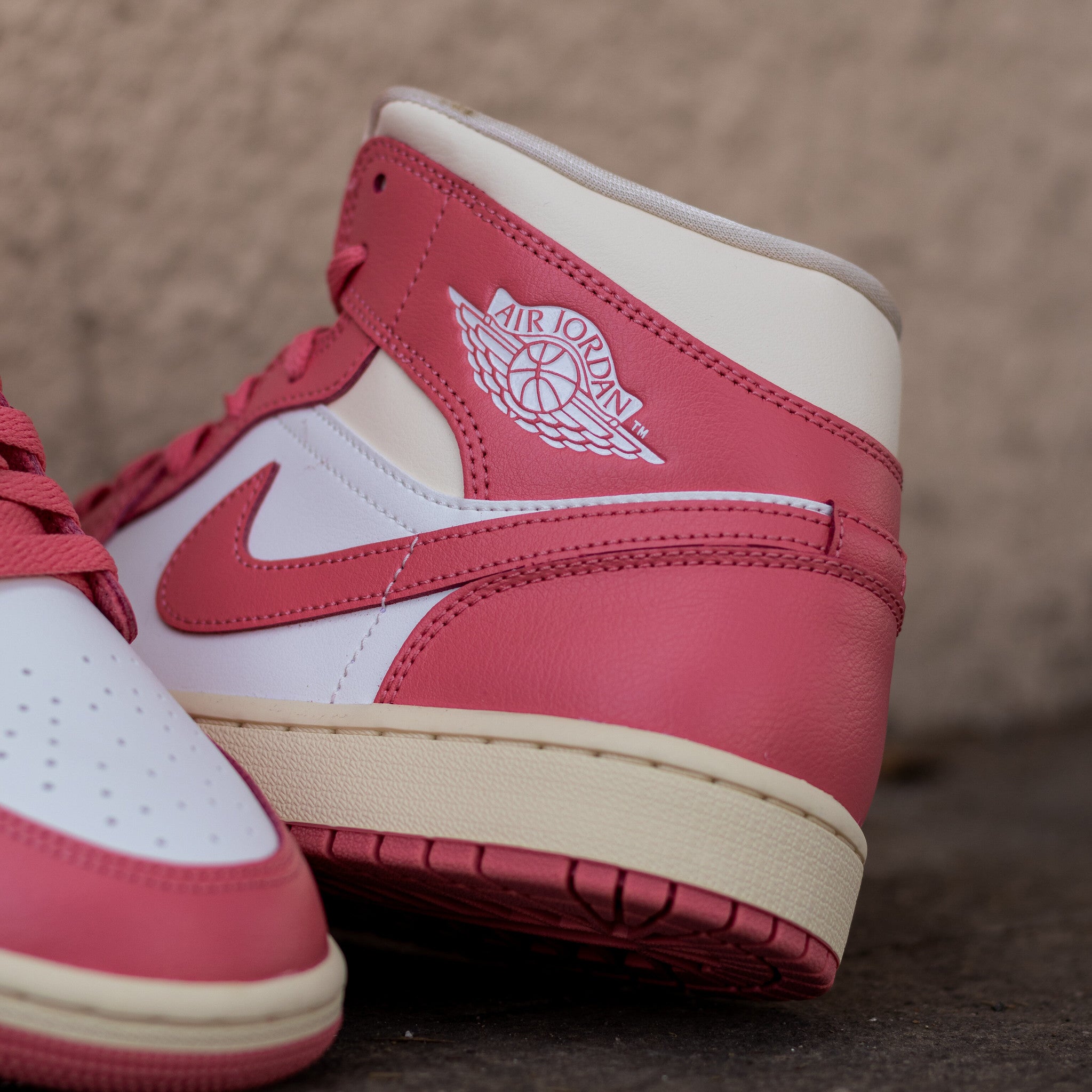 AIR JORDAN 1 MID GUAVA ICE W
