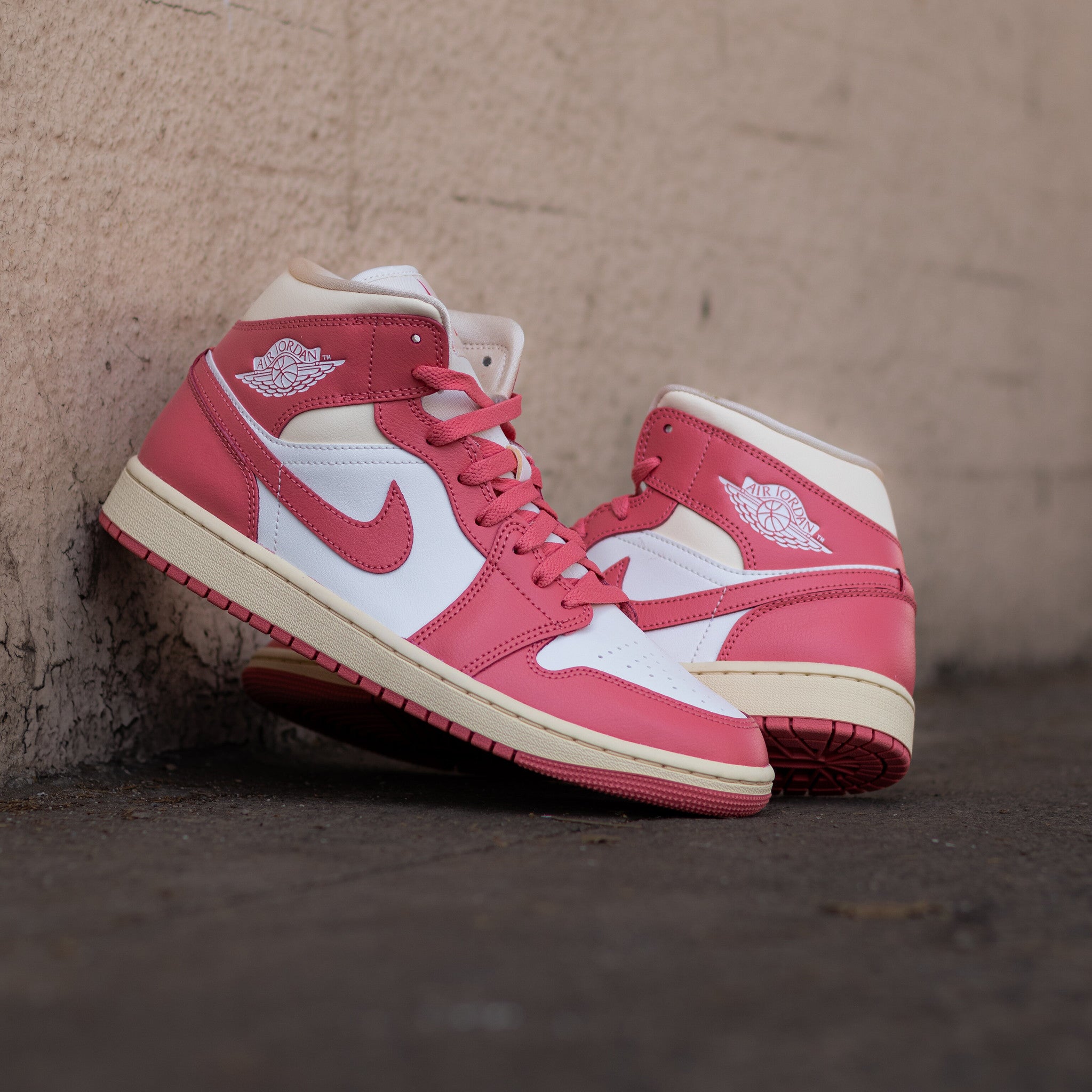 AIR JORDAN 1 MID GUAVA ICE W