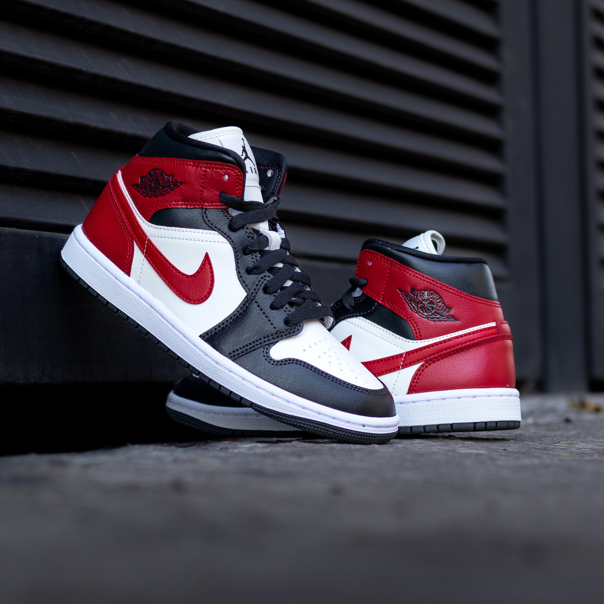 AIR JORDAN 1 MID GYM RED OFF NOIR