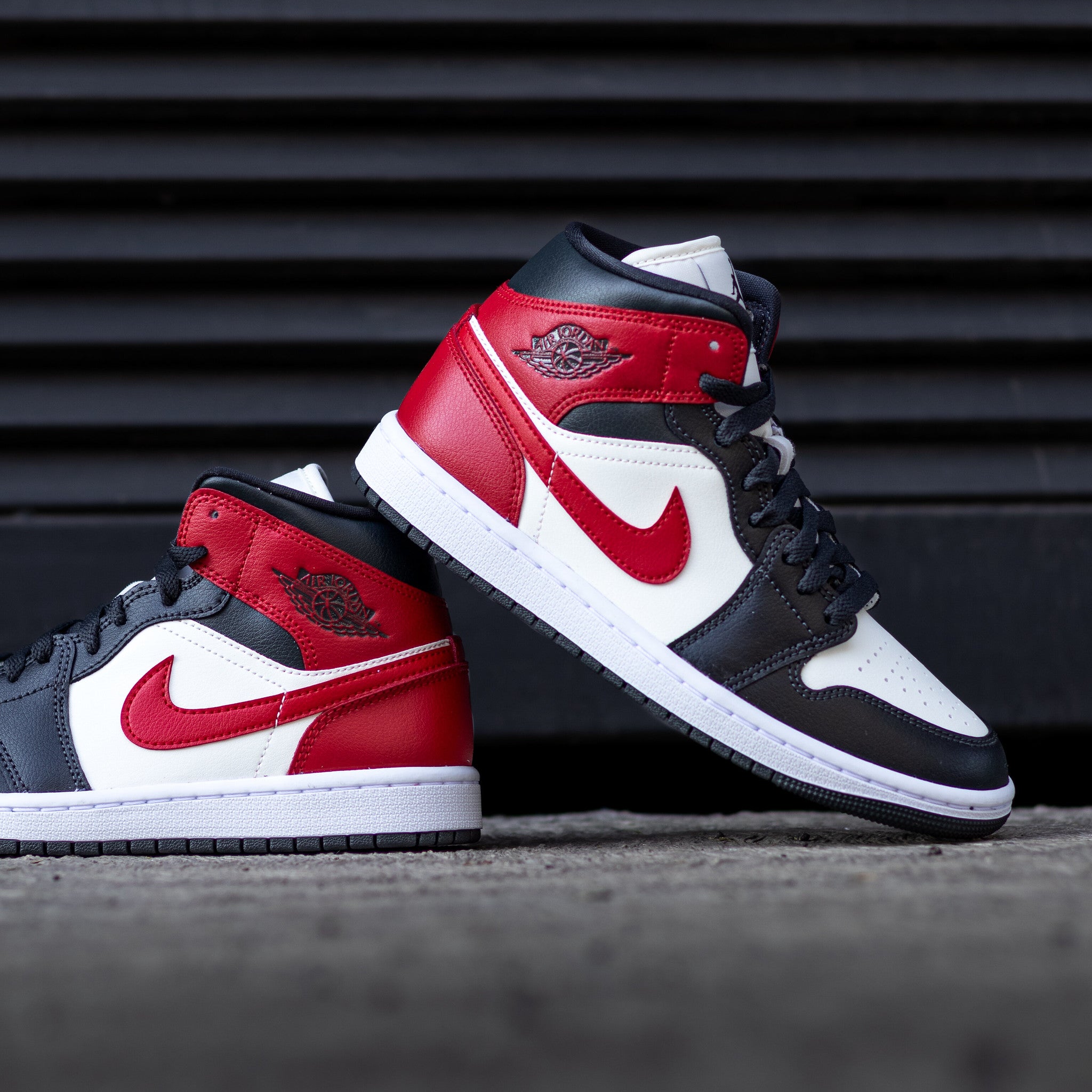 AIR JORDAN 1 MID GYM RED OFF NOIR